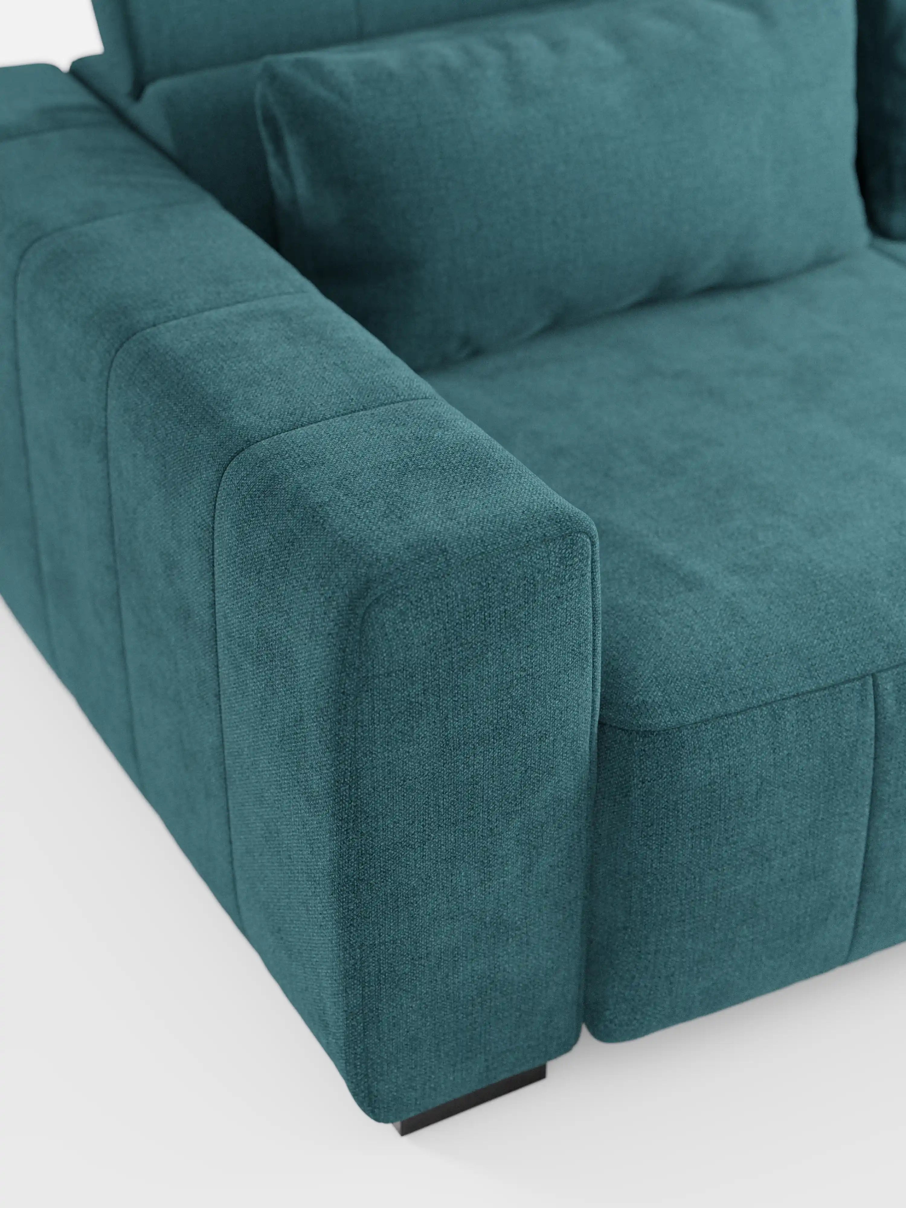 Primo piano del divano dorico a 3 posti di Divani.Store in colore verde acqua, con particolare attenzione al bracciolo sinistro e al cuscino di seduta. Questo divano presenta una silhouette moderna e squadrata, con rivestimento in tessuto T23 liscio, testurizzato e smacchiabile, e sedute spesse e morbide. Il design comprende sedute allungabili con funzione relax elettrica e poggiatesta reclinabile. Lo sfondo è bianco a tinta unita.