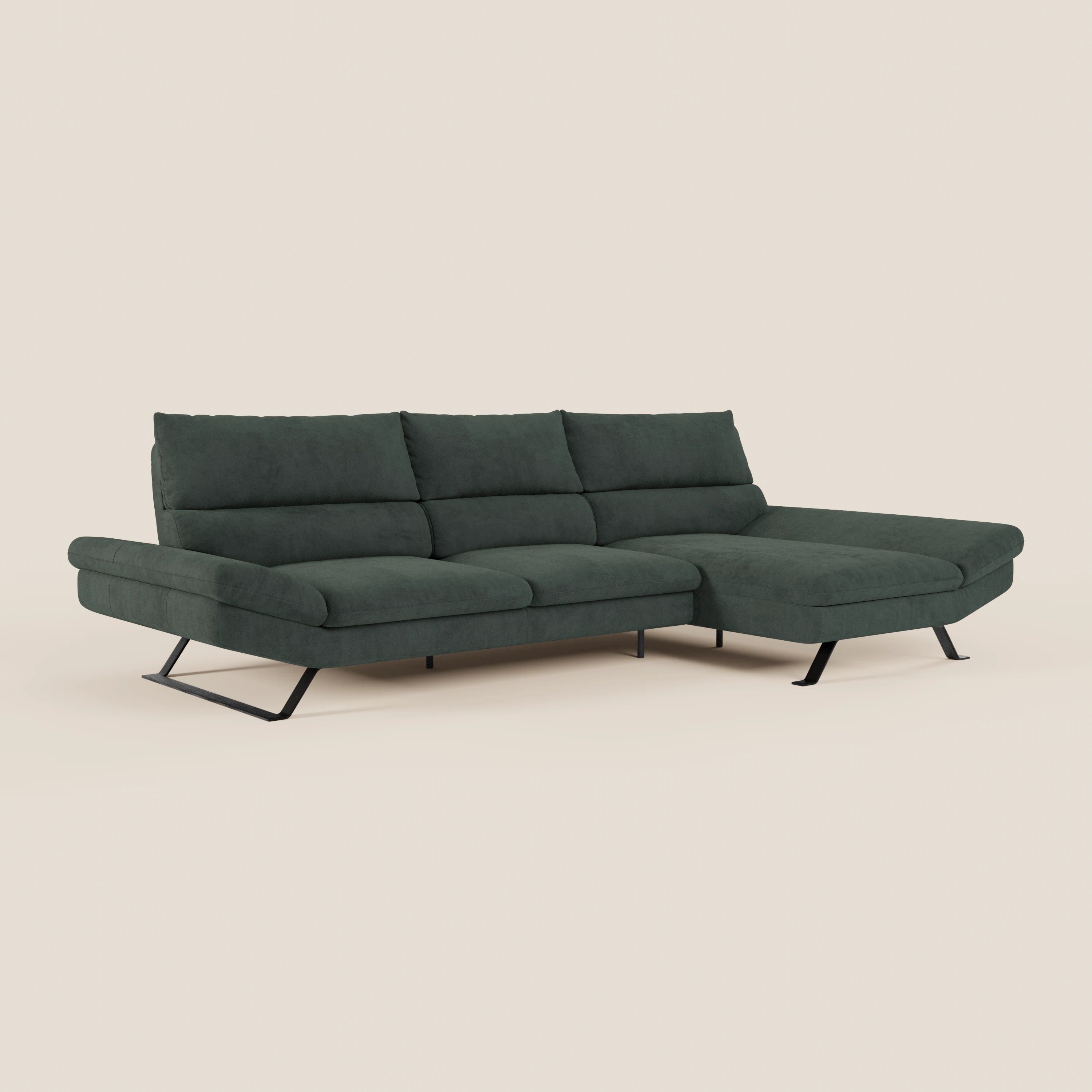 Il divano angolare Eclipse di Divani.Store è caratterizzato da tre cuscini di seduta e di schienale, da una chaise longue orientata verso destra e da gambe angolari in metallo nero con microfibra tecnica smacchiabile T11 verde scuro, su sfondo beige chiaro.