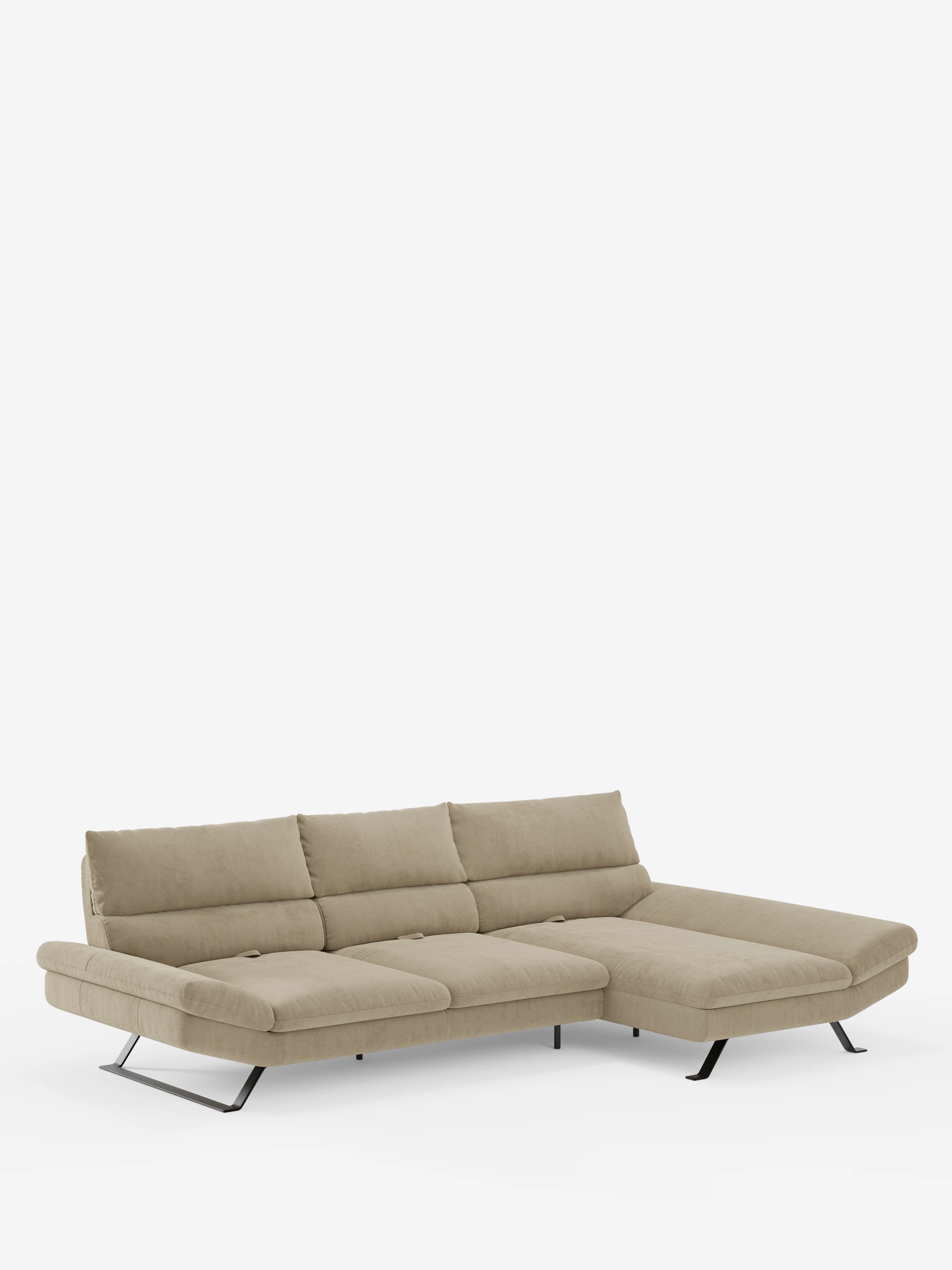 Il divano angolare Eclipse con penisola e schienali traslanti in microfibra tecnica smacchiabile T11 di Divani.Store è un moderno divano componibile beige dotato di tre cuscini di seduta, ampi braccioli e una chaise longue allungata sul lato destro. È caratterizzato da morbidi cuscini dello schienale, gambe in metallo nero ed è presentato su uno sfondo bianco a tinta unita.