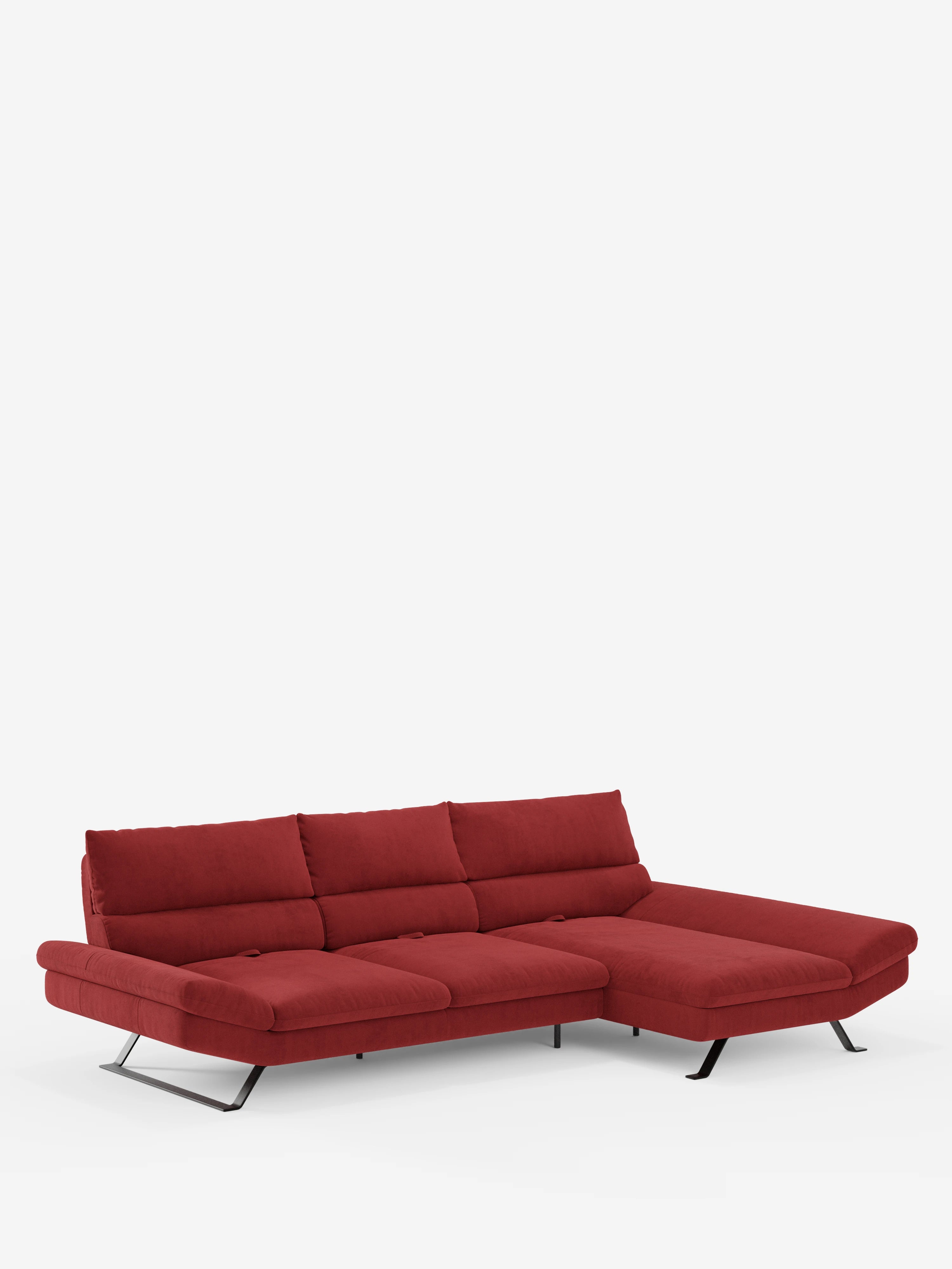 Il divano angolare Eclipse con penisola e schienali traslanti in microfibra tecnica smacchiabile T11 di Divani.Store è un moderno divano componibile con rivestimento rosso intenso, tre cuscini di seduta e una chaise longue annessa sul lato destro. È caratterizzato da morbidi schienali con schienale traslante e da eleganti gambe in metallo nero, che risaltano su uno sfondo bianco a tinta unita.