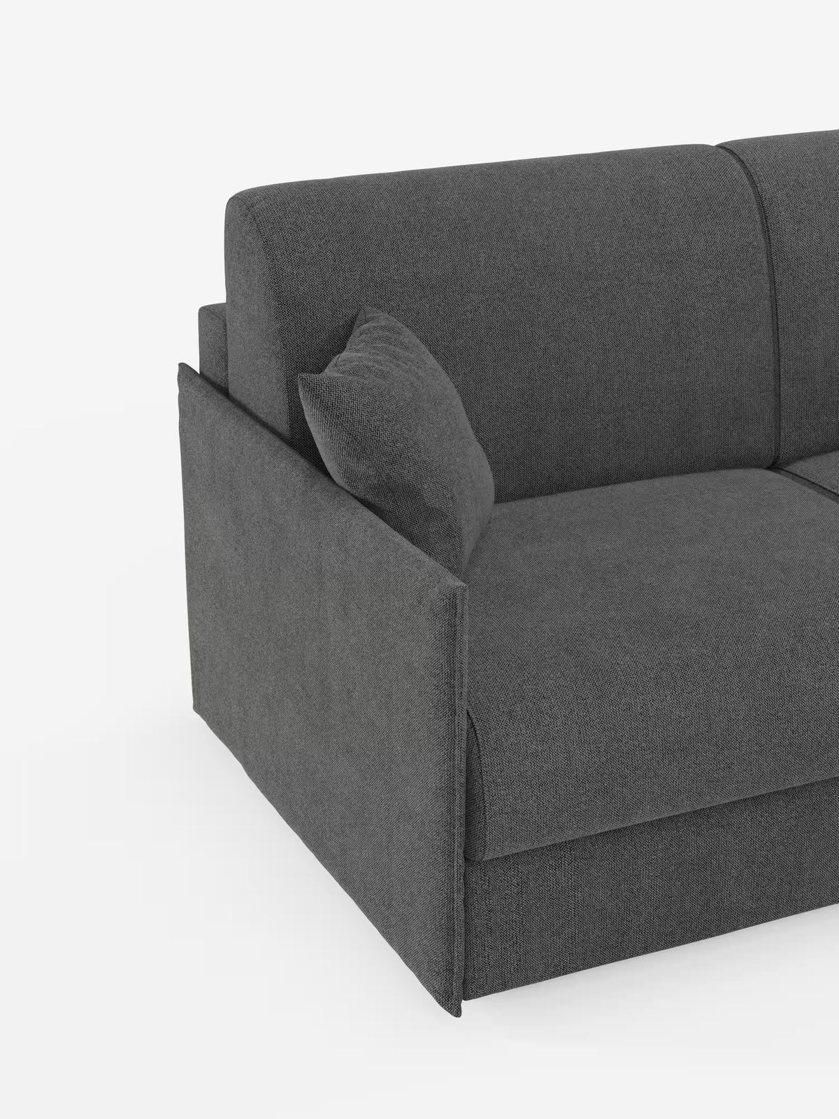 Un primo piano dell'angolo sinistro del divano letto matrimoniale sfoderabile Evans di Divani.Store, qui presentato in tessuto T23 grigio scuro antimacchia con cuscino coordinato sulla seduta. Questo divano letto compatto si caratterizza per le linee pulite e dritte e per il rivestimento morbido e testurizzato. Lo sfondo bianco a tinta unita mette in risalto il suo design moderno e minimalista, nonché il pratico vano porta-cuscini.