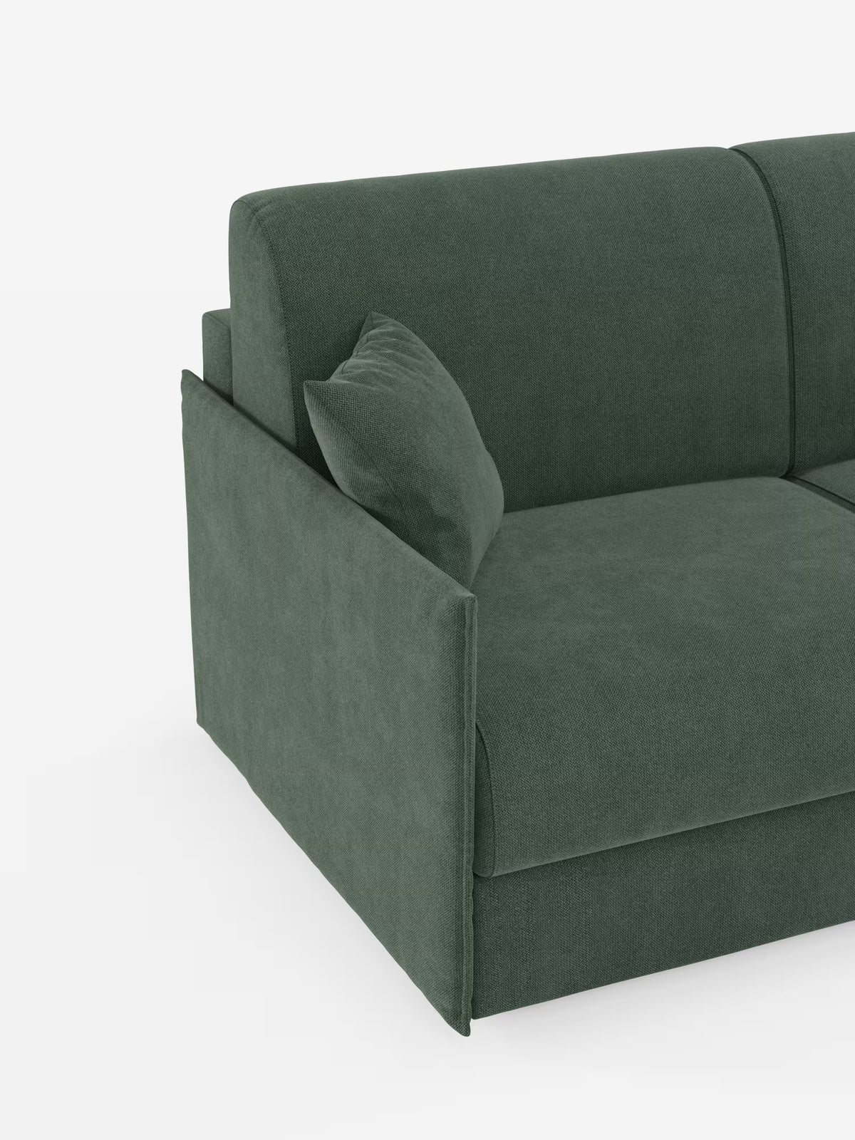 Vi presentiamo il divano letto matrimoniale sfoderabile Evans di Divani.Store, un moderno divano in tessuto verde scuro caratterizzato da un design pulito e squadrato. L’immagine mostra l’angolo sinistro con il suo bracciolo spesso, i morbidi cuscini di seduta e schienale e un cuscino decorativo abbinato. Questo divano letto compattissimo vanta un pratico vano porta guanciali ed è rivestito in tessuto T23 facile da pulire, che lo rende ideale per gli spazi minimalisti. Lo sfondo bianco a tinta unita ne
