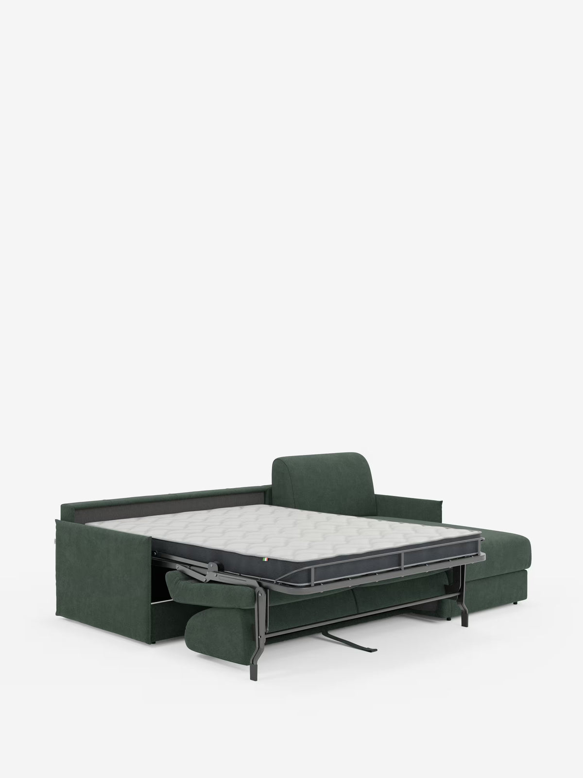 Un divano letto angolare con penisola contenitore Evans di colore verde scuro, disponibile su Divani.Store, caratterizzato da un design compatto in tessuto T23 resistente alle macchie, è raffigurato con il materasso estraibile parzialmente aperto e la struttura in metallo a vista. Il divano presenta ampi braccioli e uno schienale basso, con il materasso disteso e pronto per dormire. Lo sfondo è bianco a tinta unita.