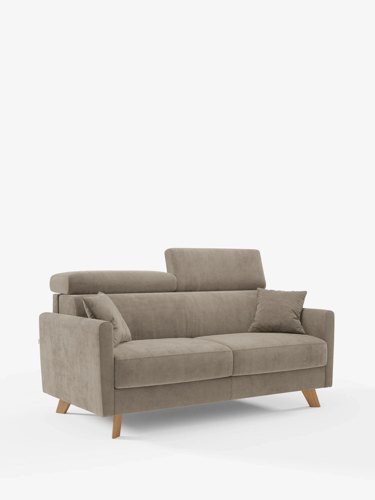 Un divano letto Francy in stile contemporaneo color beige con poggiatesta regolabili di Divani.Il modello, caratterizzato da linee pulite, gambe angolate in legno, due cuscini di seduta, due schienali rettangolari con poggiatesta regolabili e due cuscini decorativi abbinati, tutti rivestiti in elegante tessuto T30 antimacchia con fodere completamente sfoderabili, è presentato su uno sfondo bianco a tinta unita.