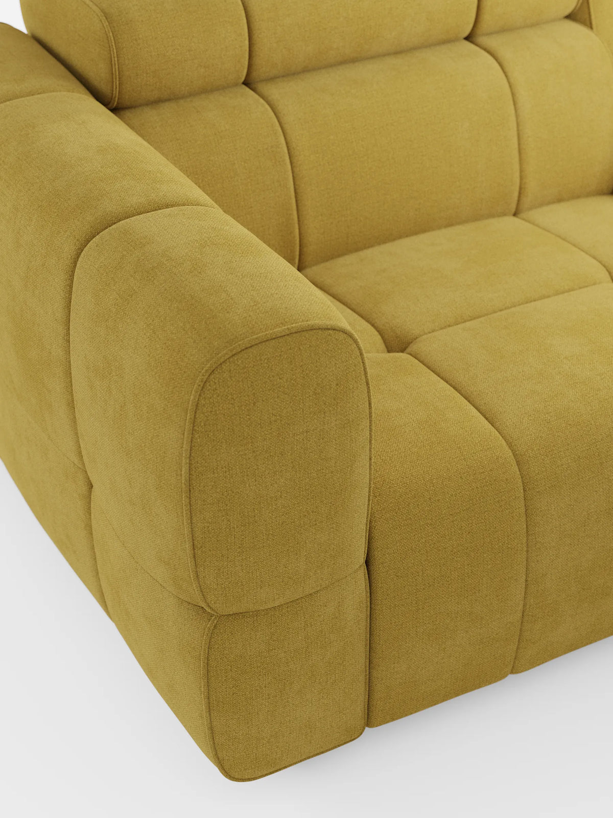 Un divano modulare Giotto a 3 posti color giallo senape, con poggiatesta reclinabili e funzione relax elettrica opzionale, rivestito in tessuto smacchiabile T23, caratterizzato da un design squadrato e contemporaneo con cuciture in evidenza, braccioli squadrati e poggiatesta regolabili.