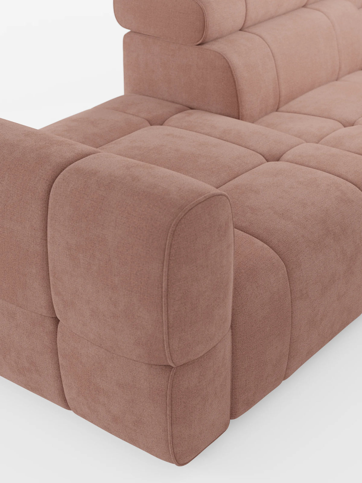 Un divano componibile Giotto color rosa polveroso con estremità aperta - opzione relax elettrico in tessuto smacchiabile T23: divano modulare con design a capitonatura quadrata, braccioli arrotondati ed estremità aperta su sfondo bianco.