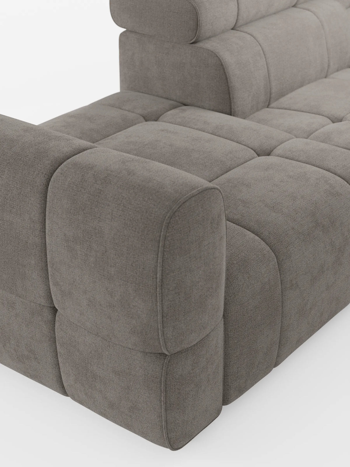 Il divano componibile Giotto con terminale aperto - opzione relax elettrico in tessuto smacchiabile T23 è un divano modulare color taupe chiaro caratterizzato da cuscini profondi con motivo a griglia, una silhouette squadrata, angoli arrotondati e una morbida trama del tessuto.