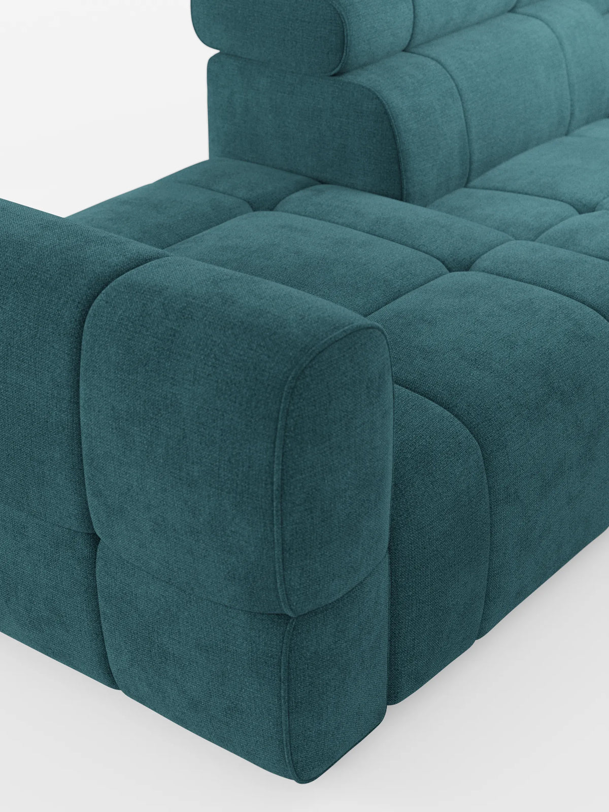 Un divano componibile Giotto color verde acqua con terminale aperto – opzione relax elettrico in tessuto smacchiabile T23, caratterizzato da un motivo a griglia strutturato e trapuntato, angoli arrotondati e imbottitura spessa, su sfondo bianco.
