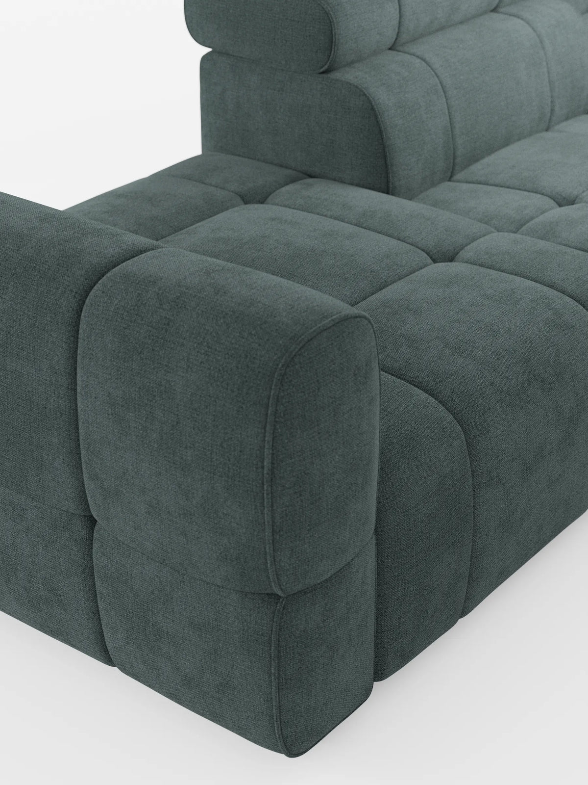 Giotto, divano componibile con estremità aperta - opzione relax elettrico in tessuto lavabile T23: un divano componibile in tessuto grigio scuro con finitura testurizzata e motivo a quadri trapuntati, braccioli arrotondati dal profilo massiccio e schienale regolabile.