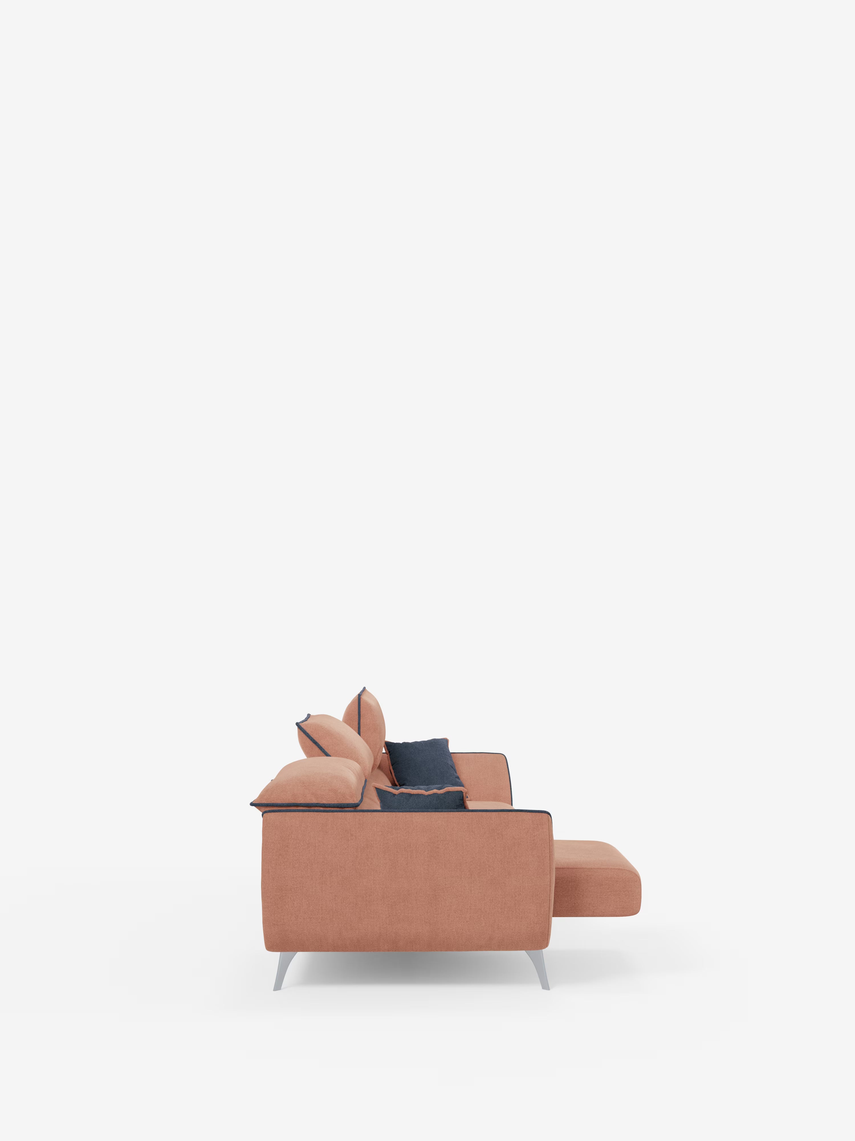 Vista laterale del divano Michelangelo 4 Posti bicolore di Divani.Store, un moderno divano a L rivestito in tessuto color salmone con sottili gambe in metallo. Il divano è dotato di tre sedute estensibili, poggiatesta reclinabili, due cuscini dello schienale, un cuscino decorativo nero e una chaise longue sulla destra, incarnando alla perfezione il lusso contemporaneo. Rivestito in tessuto T23 facile da pulire, questo divano è presentato su uno sfondo bianco a tinta unita.