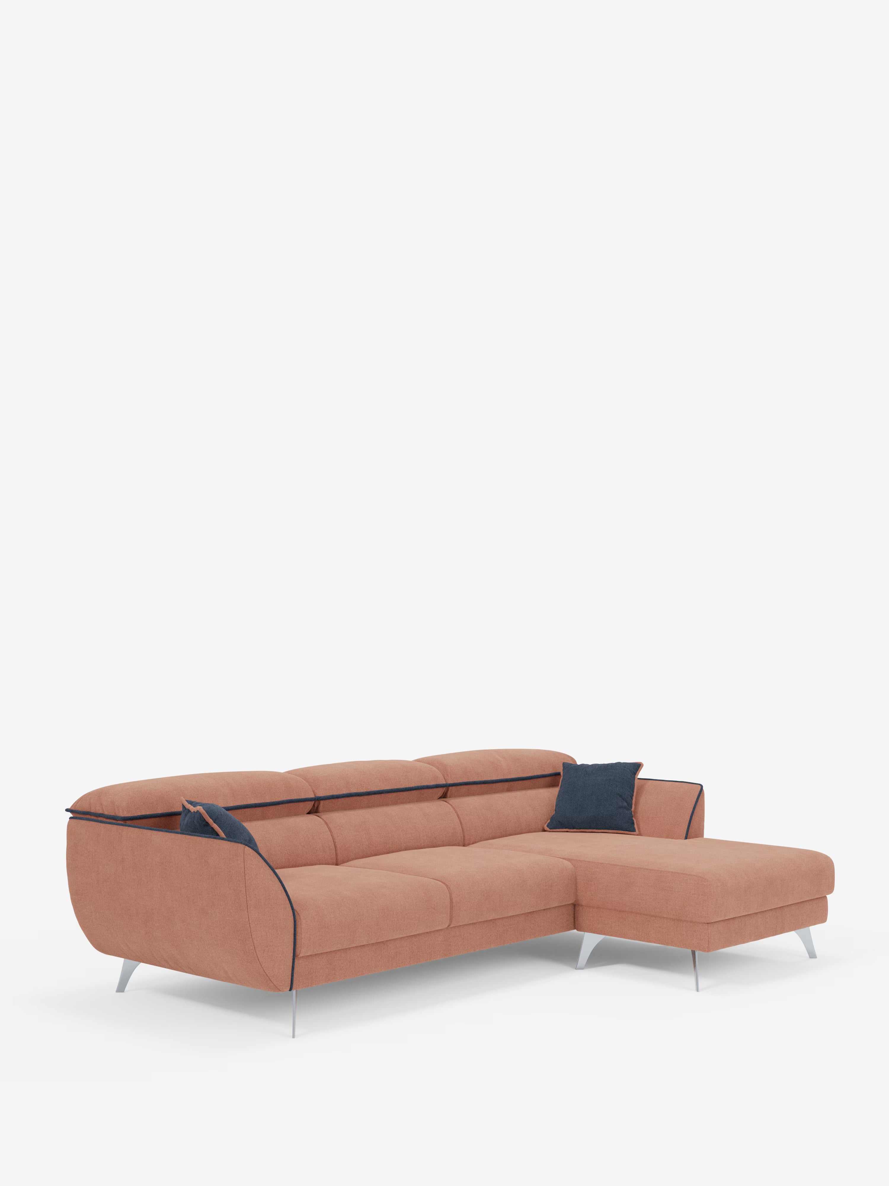Il divano angolare bicolore Michelangelo con penisola e sedute estensibili di Divani.Store è un moderno divano componibile a L rivestito in marrone chiaro, caratterizzato da sottili gambe in metallo, bordature in blu navy e due cuscini decorativi blu navy. Questo divano angolare con penisola include una chaise longue orientata verso destra e poggiatesta reclinabili per un comfort ancora maggiore. Presentato su uno sfondo bianco a tinta unita, è realizzato in tessuto T23 resistente alle macchie.
