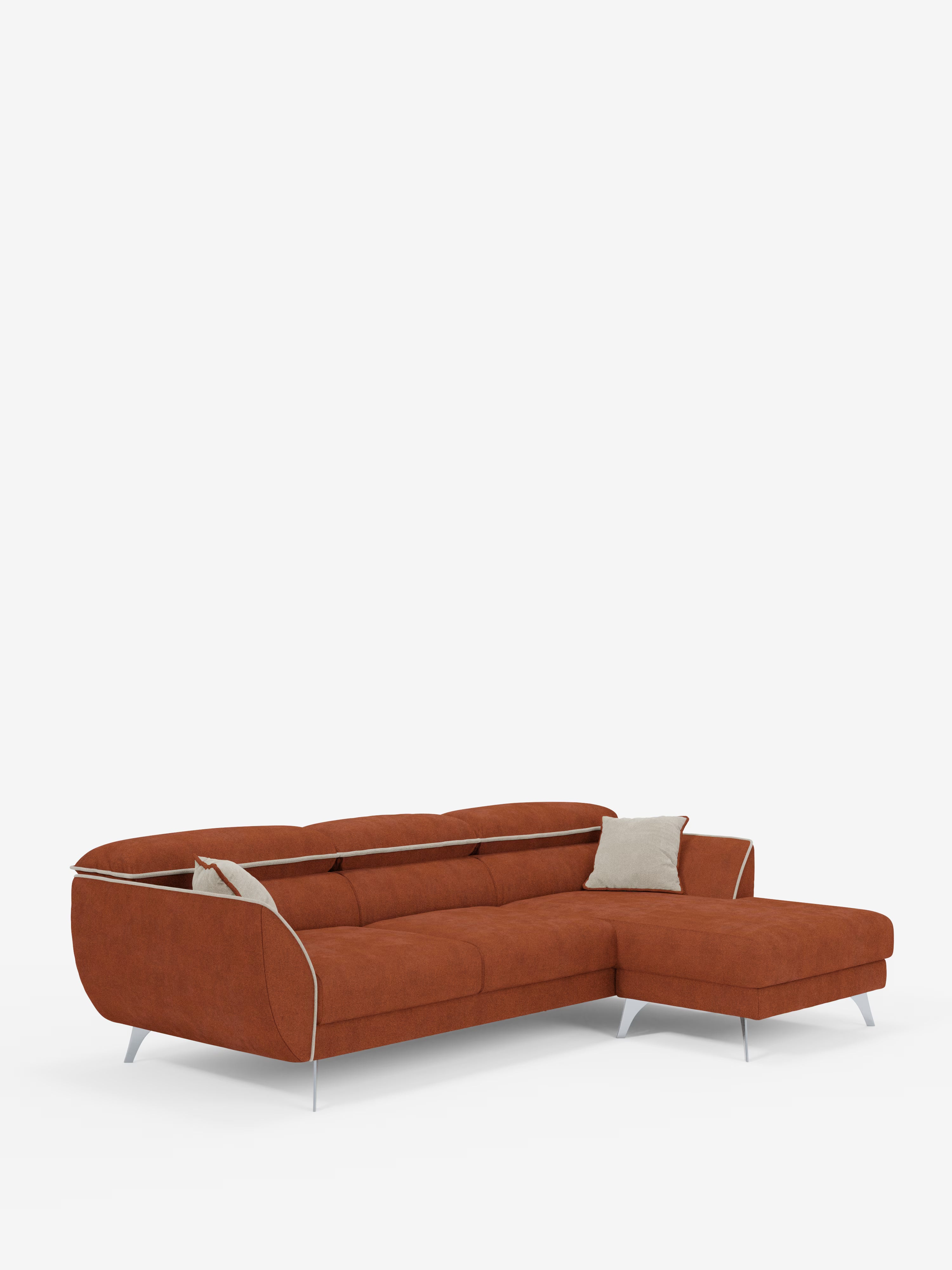 Un divano angolare bicolore contemporaneo “Michelangelo” con penisola di Divani.Store, rivestito in tessuto T23 smacchiabile color arancio bruciato con eleganti gambe argentate. Questo divano componibile presenta un cuscino decorativo beige e una bordatura bianca a contrasto lungo i bordi, in risalto su uno sfondo bianco a tinta unita. La sezione chaise longue è posizionata sul lato destro e include sedute estensibili e poggiatesta reclinabili per un maggiore comfort e versatilità.