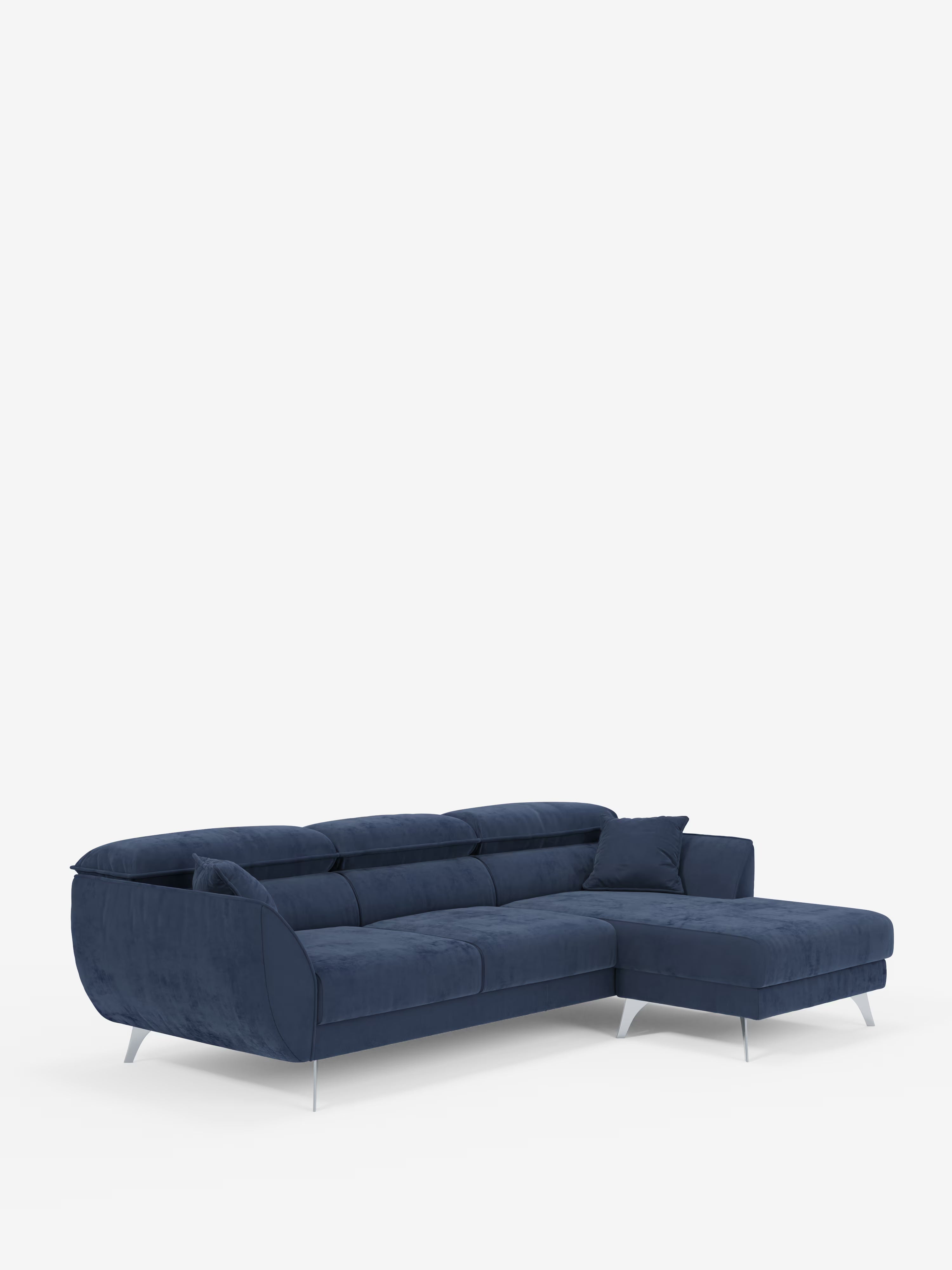 Vi presentiamo il divano angolare con penisola e sedute estensibili Michelangelo di Divani.Store, un divano componibile contemporaneo rivestito in un sofisticato tessuto T30 effetto velluto blu scuro, resistente alle macchie. Caratterizzato da poggiatesta reclinabili e braccioli dal profilo ribassato, questo moderno divano vanta linee slanciate, cuscini trapuntati, una chaise longue orientata verso destra e sottili gambe metalliche, il tutto elegantemente incorniciato da uno sfondo bianco a tinta unita.