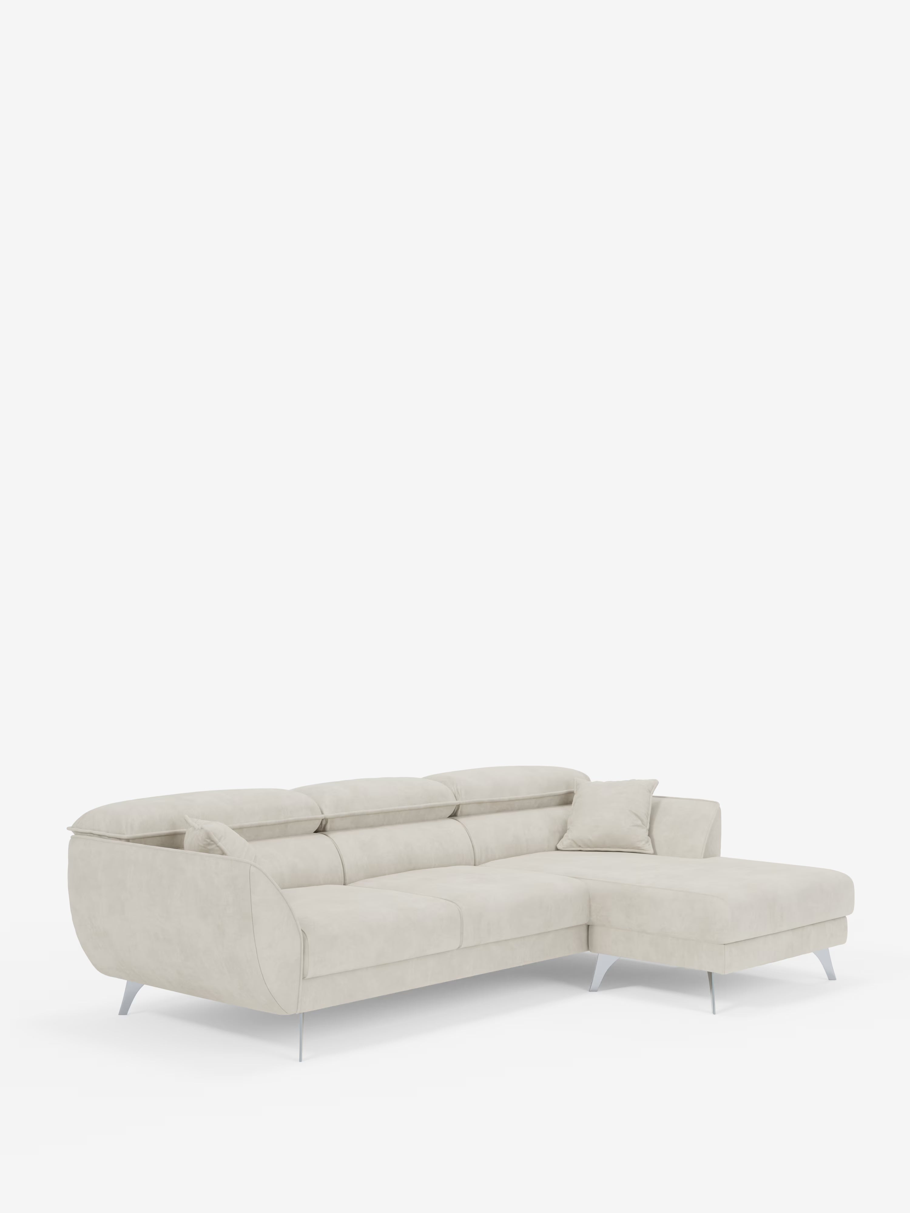 Un divano angolare contemporaneo “Michelangelo” con penisola e sedute estensibili di Divani.Store, rivestito in raffinato tessuto T30 effetto velluto, resistente alle macchie, in beige chiaro. Questo divano a L presenta linee slanciate, gambe in metallo, morbidi cuscini dello schienale e della seduta con un cuscino coordinato, poggiatesta regolabili e una chaise longue sul lato destro. È raffigurato su uno sfondo bianco a tinta unita per mettere in risalto il suo design pulito e la tonalità neutra.