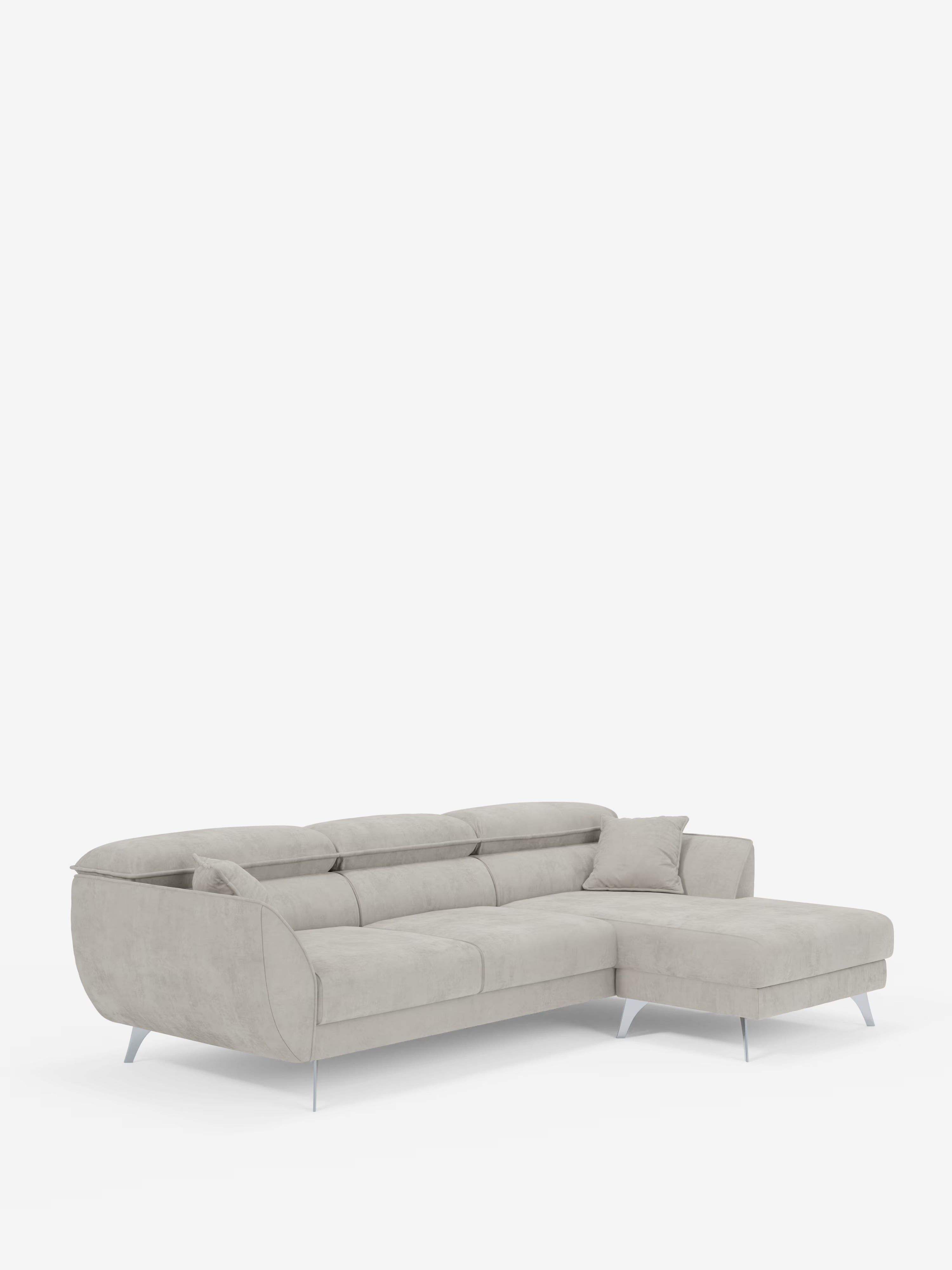Il divano angolare Michelangelo con penisola e sedute estensibili di Divani.Store, in un moderno grigio chiaro, è rivestito in un raffinato tessuto effetto velluto T30 resistente alle macchie e presenta eleganti cuscini trapuntati, gambe in metallo argentato e un cuscino coordinato appoggiato sulla chaise longue a destra. I poggiatesta reclinabili e le sedute estensibili garantiscono un comfort e una versatilità eccezionali sullo sfondo bianco a tinta unita.