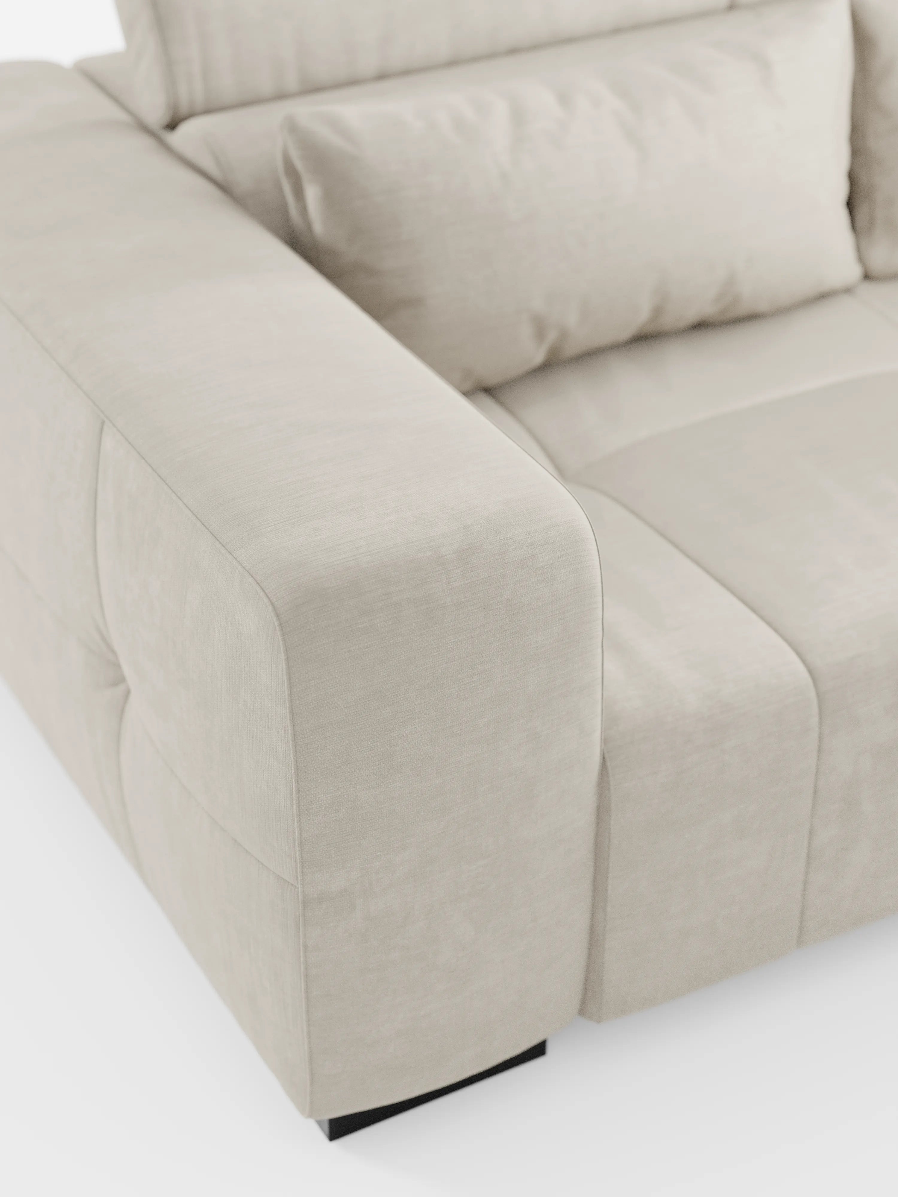 Primo piano del divano Monarch con relax elettrico di Divani.Store: un divano contemporaneo in tessuto beige caratterizzato da braccioli spessi, un cuscino di seduta spazioso e un cuscino dello schienale dalla trama morbida. Questo divano contemporaneo, rivestito in tessuto T31 facile da pulire, è dotato di sedute estensibili elettricamente e di un poggiatesta reclinabile. Il divano poggia su eleganti gambe nere che risultano quasi invisibili sullo sfondo bianco.