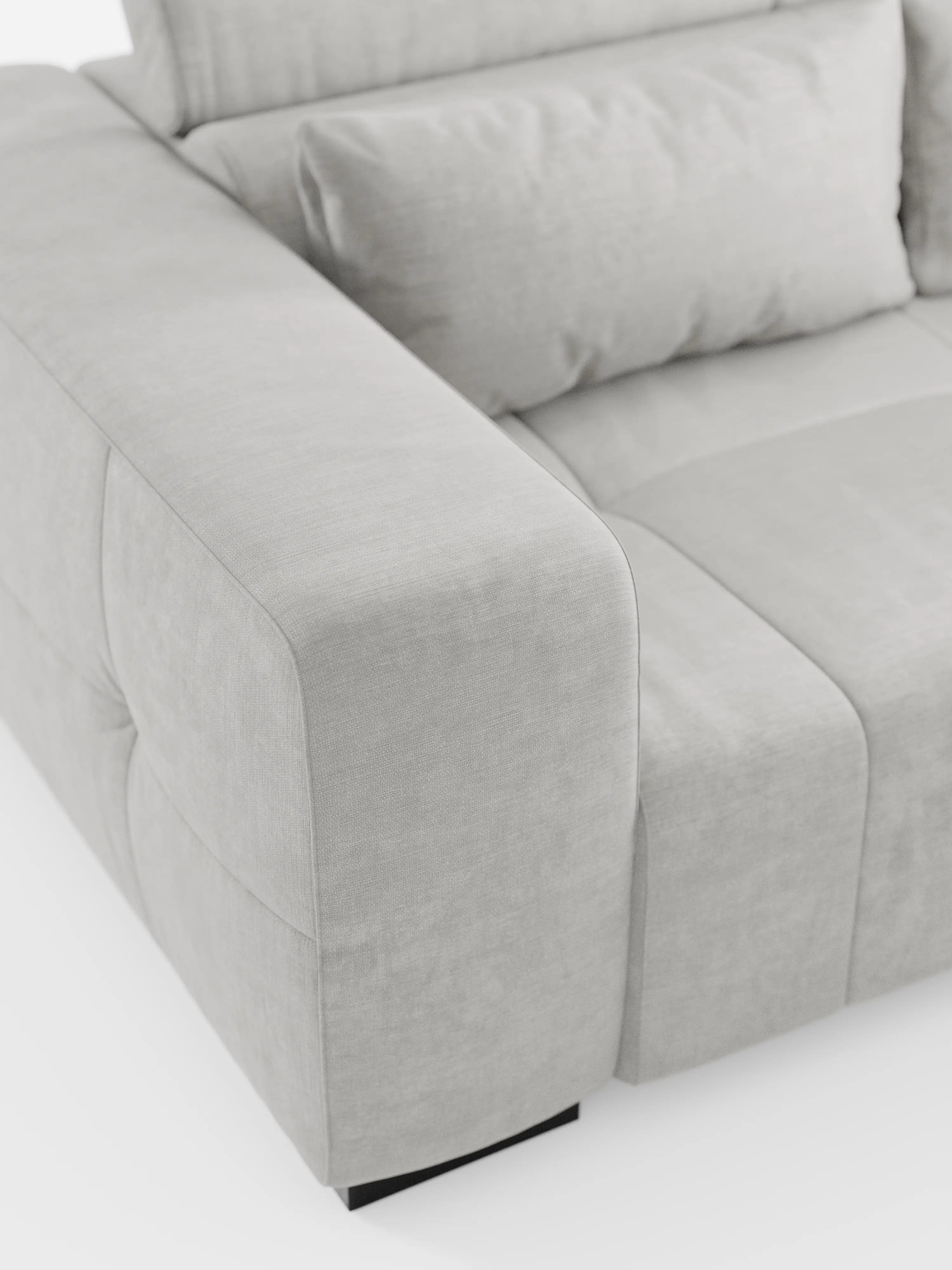 Un primo piano del divano Monarch con funzione relax elettrica per l'allungamento delle sedute e poggiatesta reclinabile di Divani.Modello rivestito in morbido tessuto T31 grigio chiaro, resistente alle macchie, con cuscini soffici e ampi braccioli, che ne esaltano la texture liscia e le cuciture minimaliste in stile italiano contemporaneo, su uno sfondo bianco.