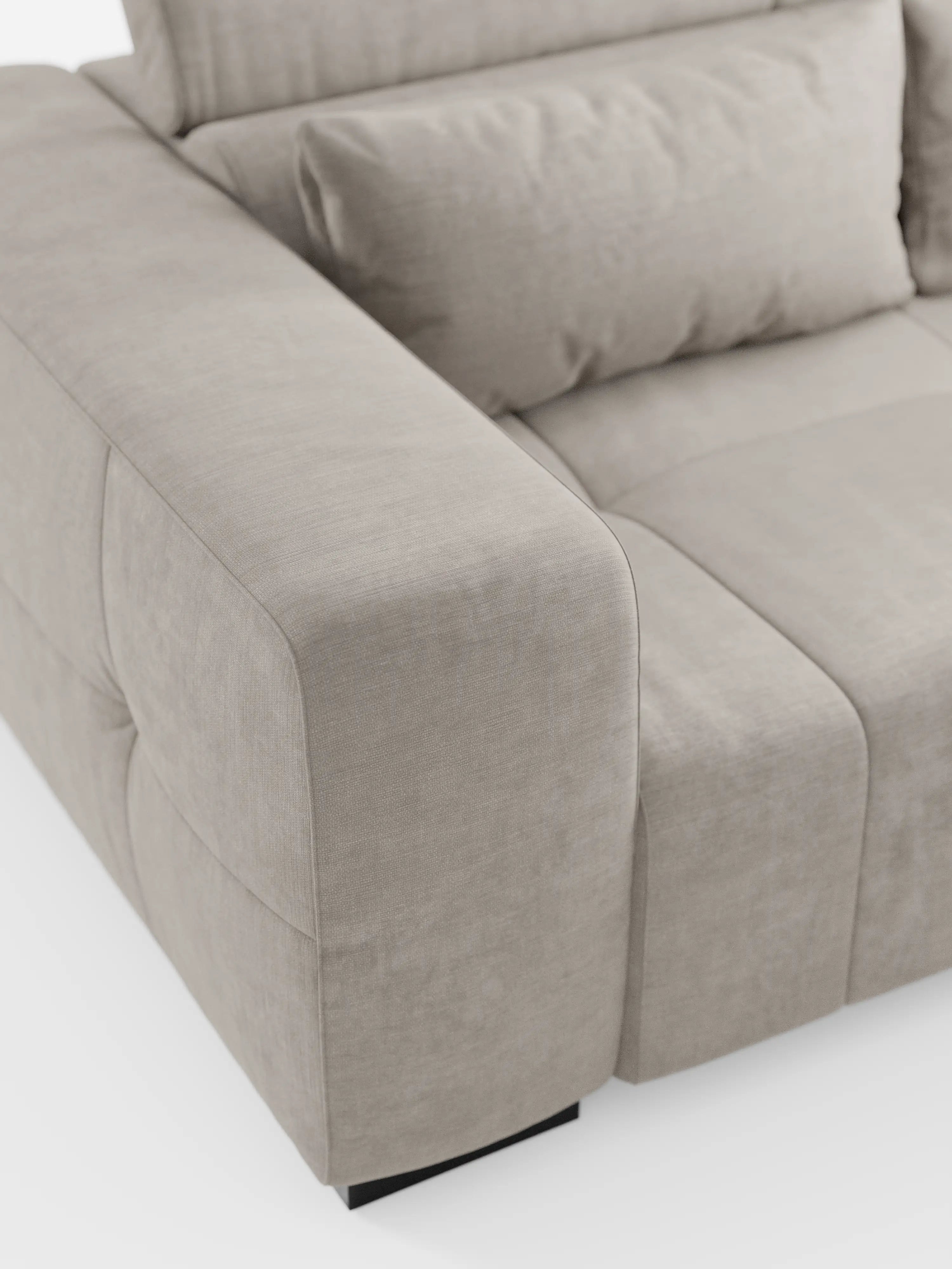 Primo piano del divano Monarch con funzione relax elettrica per l’allungamento delle sedute e poggiatesta reclinabile, realizzato in morbido tessuto smacchiabile T31 di Divani.Store, che mette in risalto i suoi ampi braccioli, il cuscino dello schienale coordinato e i dettagli trapuntati della seduta. Questo elegante divano componibile presenta raffinati dettagli capitonné e poggia su una semplice base nera su sfondo bianco.