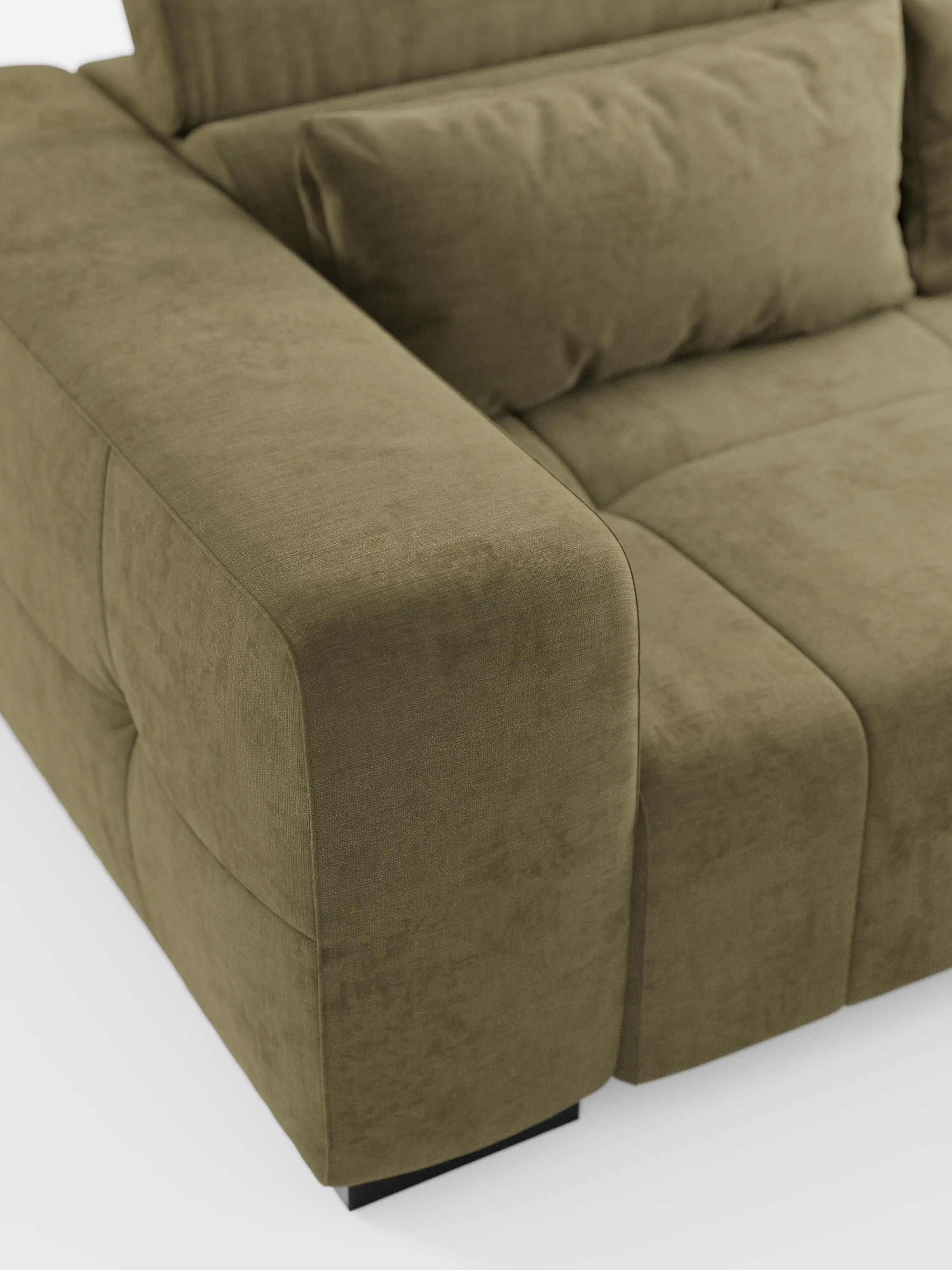 Primo piano del divano Monarch con funzione relax elettrica per l’allungamento delle sedute e poggiatesta reclinabile di Divani.Store, rivestito in morbido tessuto T31 antimacchia in una tonalità verde-oliva. L'immagine mette in risalto il bracciolo, il cuscino della seduta, il cuscino dello schienale e parte dello schienale stesso, esaltandone le linee semplici e moderne e il rivestimento testurizzato su uno sfondo bianco.