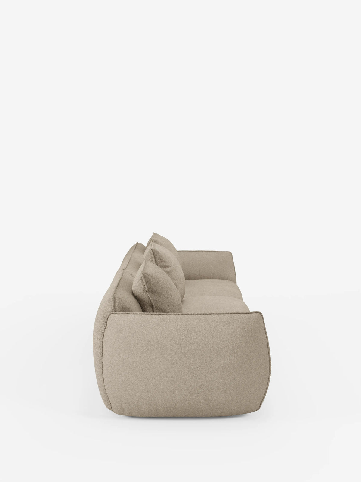 Vista laterale del divano modulare a 3 posti Nimbus di Divani.Store, rivestito in un tessuto morbido e antimacchia con finitura effetto cotone (T33) color beige. Questo moderno divano componibile è caratterizzato da due ampi cuscini di seduta, morbidi cuscini dello schienale e braccioli arrotondati e imbottiti, che conferiscono all’insieme un aspetto morbido e accogliente. Immagine ripresa su uno sfondo bianco a tinta unita.