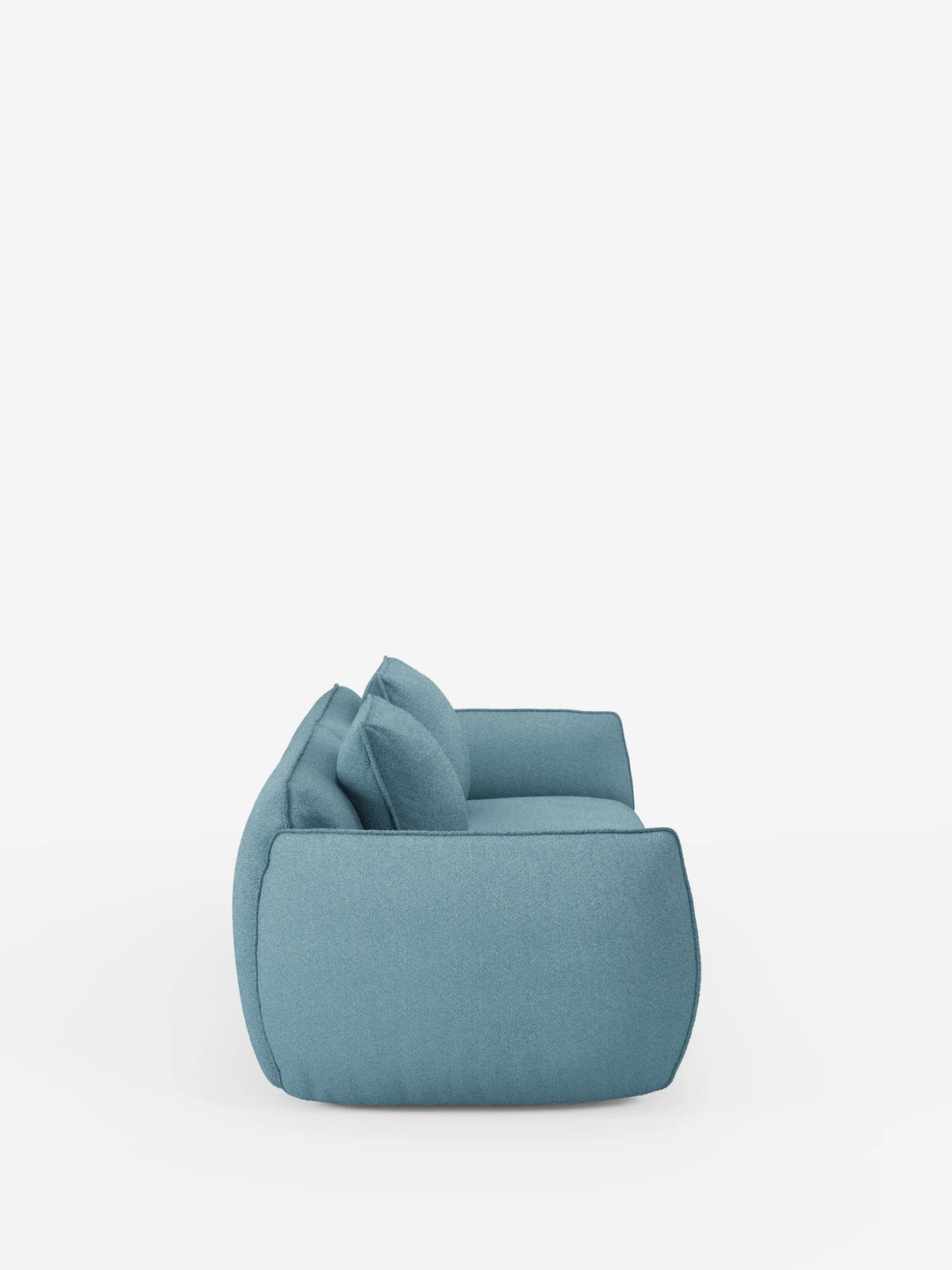 Il divano Nimbus a 3 posti, modulare e componibile, da 250 cm, realizzato in tessuto blu contemporaneo da Divani.Store, è raffigurato di profilo, mettendo in risalto la sua silhouette squadrata, i bordi morbidi e i due cuscini dello schienale su uno sfondo bianco. Questo divano modulare e riconfigurabile offre un comfort avvolgente grazie al rivestimento T33 rimovibile, effetto cotone e resistente alle macchie, proponendo uno stile minimalista e soluzioni versatili per adattarsi a qualsiasi ambiente.