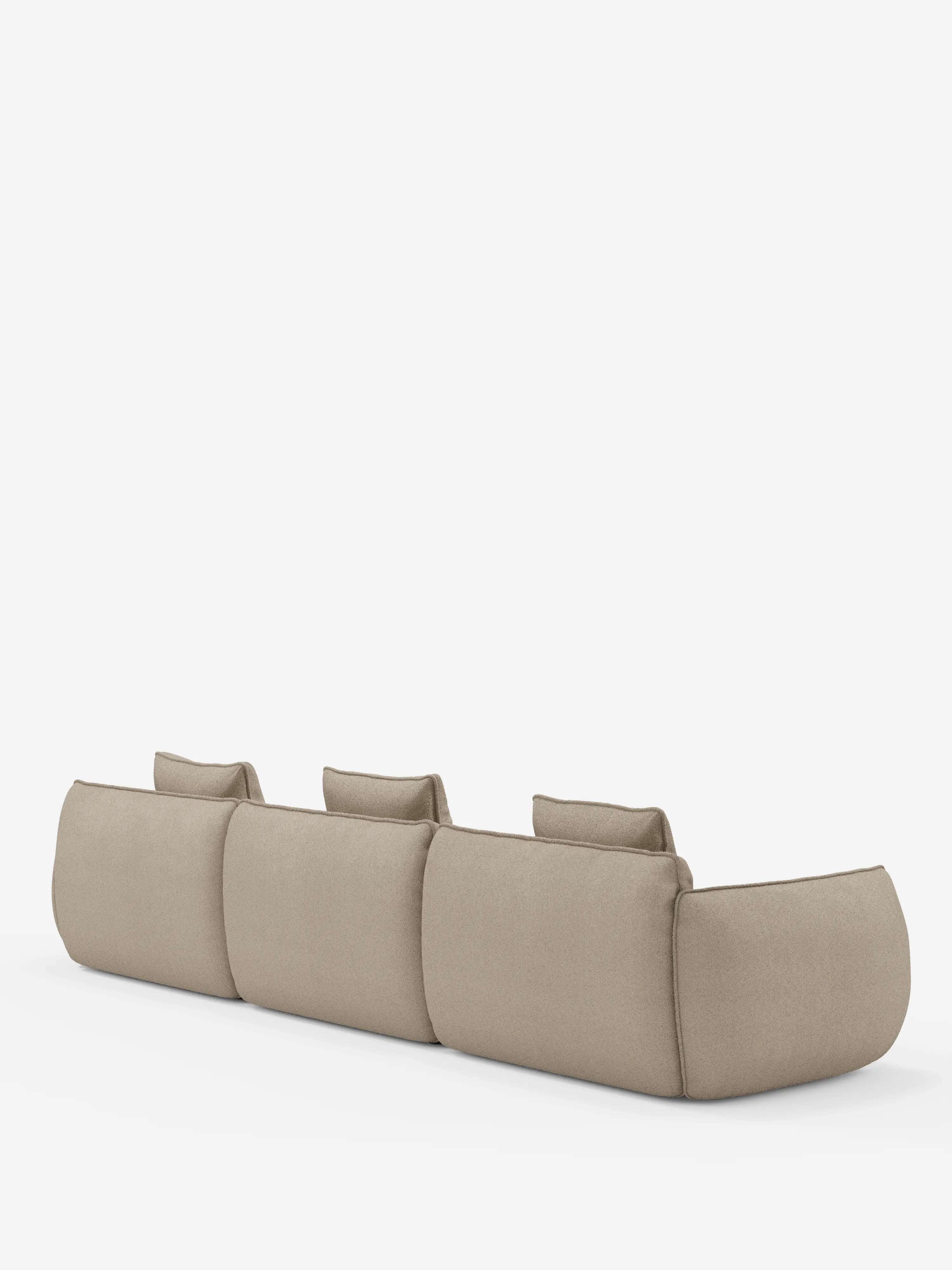 Un “Nimbus divano angolare con penisola componibile” beige in stile contemporaneo di Divani.Store, caratterizzato da morbidi bordi arrotondati, poggiatesta individuali e cuscini lisci. Ripreso di retro su uno sfondo bianco a tinta unita, mette in risalto il suo design minimalista e il tessuto effetto cotone resistente alle macchie.