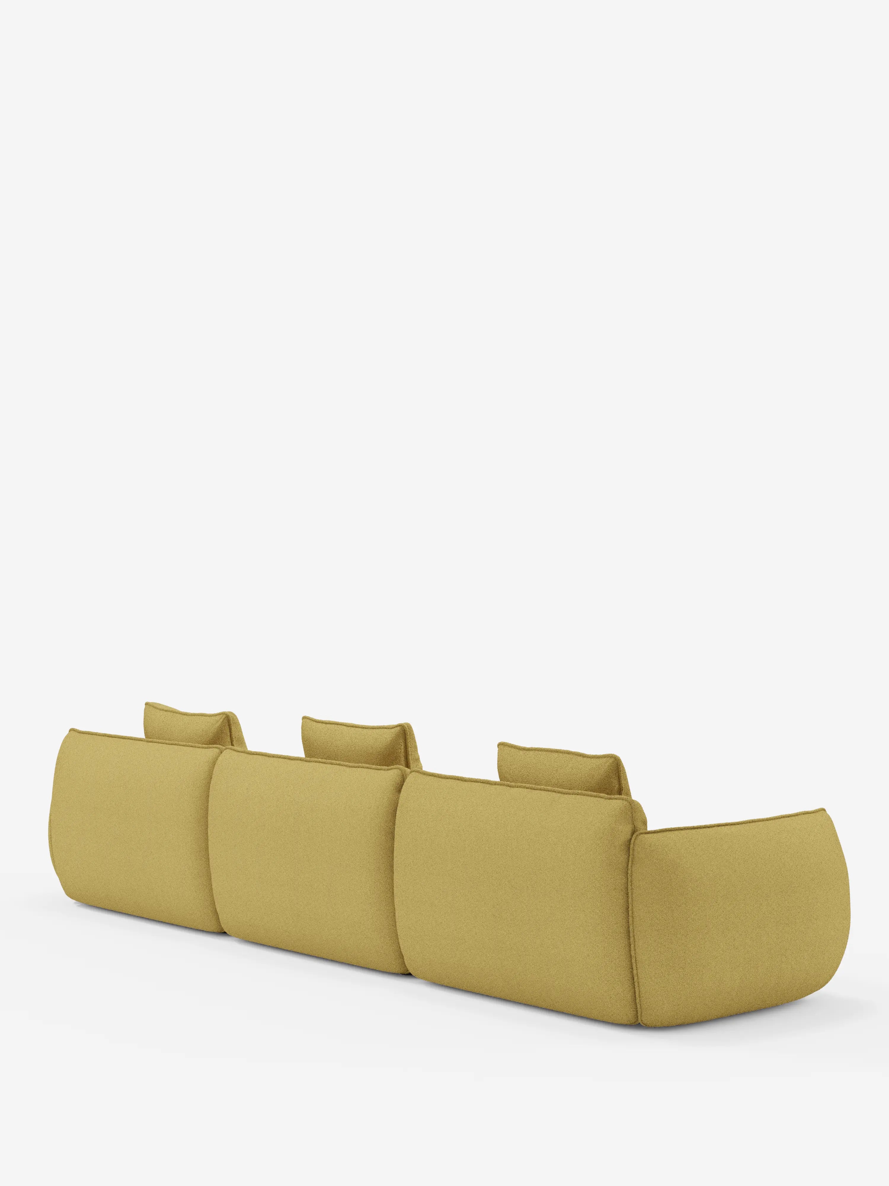 Un moderno divano a quattro posti color senape: il divano angolare con penisola componibile Nimbus in morbido tessuto effetto cotone smacchiabile T33 di Divani.Store presenta cuscini morbidi e arrotondati e schienali bassi. Raffigurato di retro su uno sfondo bianco a tinta unita, il suo design minimalista e accogliente non presenta gambe né braccioli a vista.