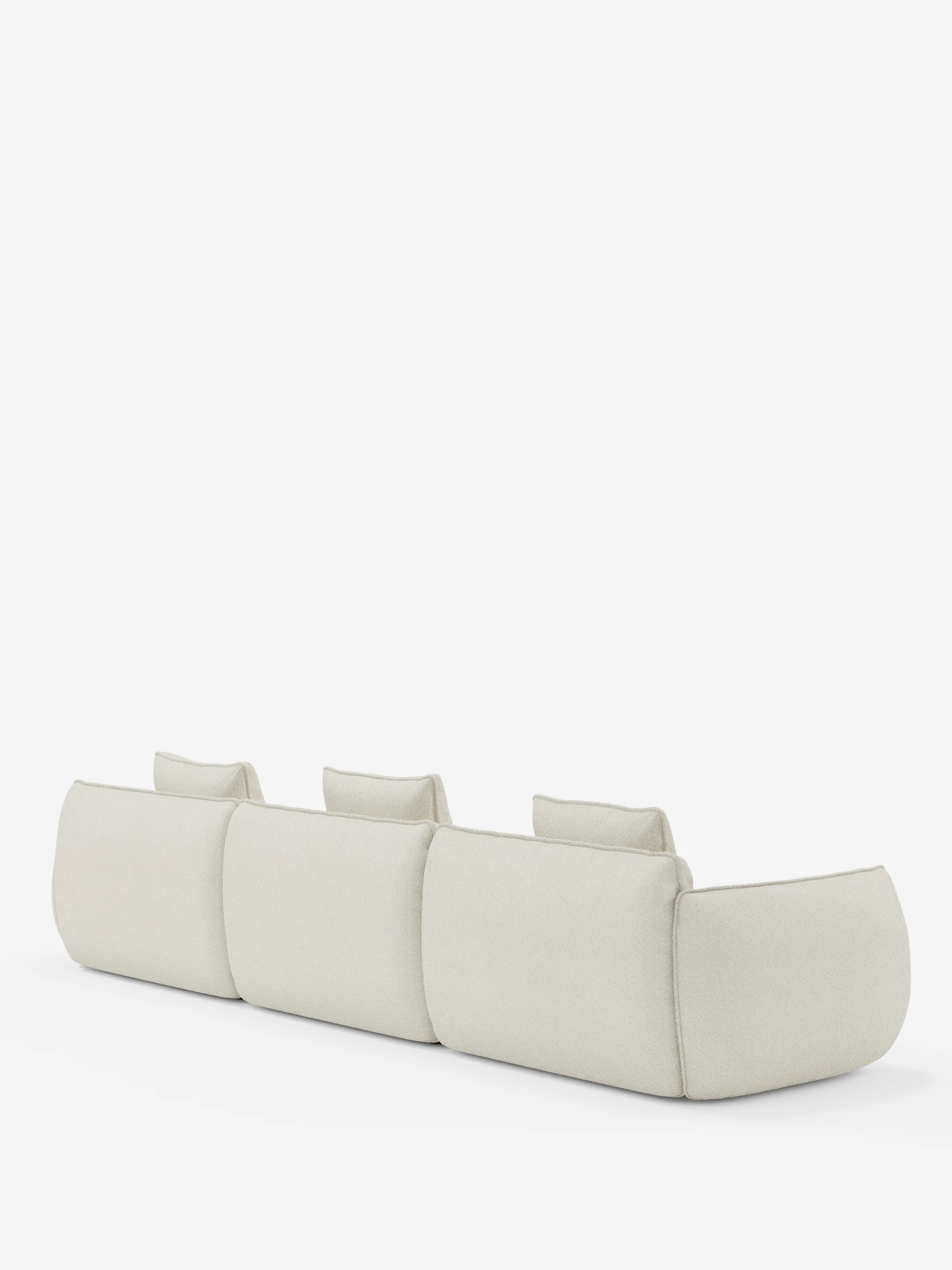 Un divano angolare con penisola componibile Nimbus, dal design moderno e minimalista, realizzato da Divani.Store, è ripreso dal retro su uno sfondo bianco a tinta unita. Rivestito in tessuto T33 effetto cotone color beige chiaro, smacchiabile, questo divano componibile presenta morbidi schienali rettangolari e braccioli dal design arrotondato, mentre le gambe dal profilo ribassato rimangono nascoste da questa angolazione.
