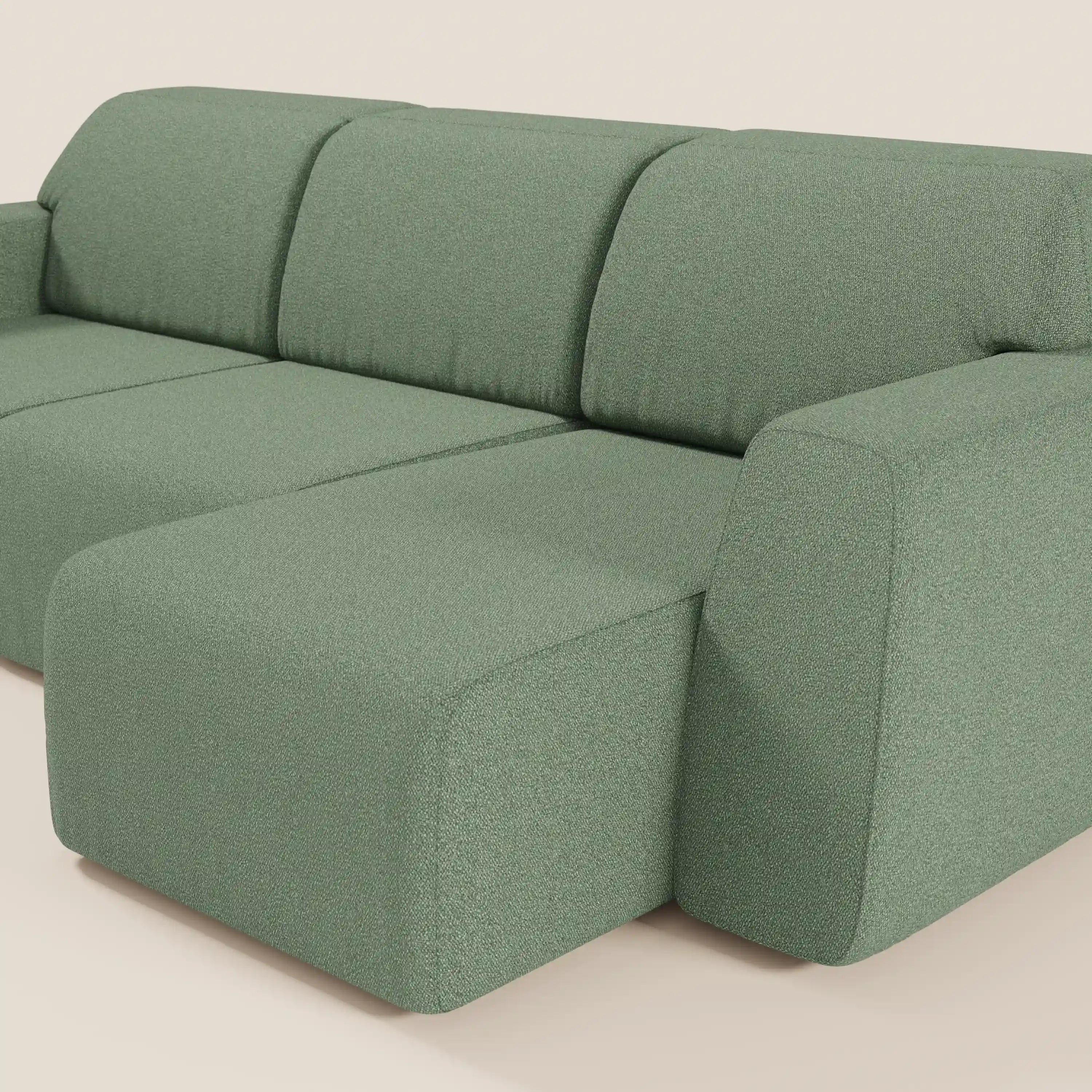 Il divano Orbit di Divani.Store è caratterizzato da 3 sedute scorrevoli e allungabili in modo indipendente in tessuto T33 antimacchia effetto cotone, linee pulite, ampi cuscini, ampi braccioli e una chaise longue orientata a sinistra per un comfort flessibile in uno stile moderno e minimalista.