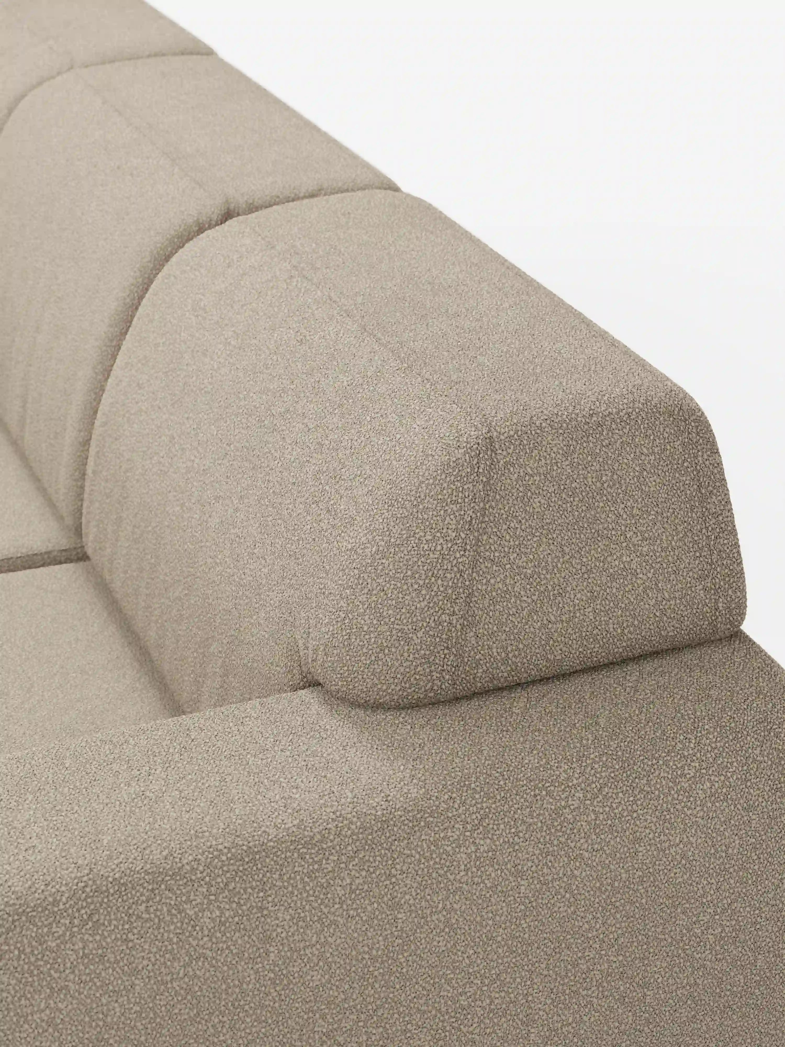 Primo piano del divano angolare Orbit con penisola reversibile e tutte le sedute allungabili di Divani.Store, che mette in risalto il rivestimento T33 in tessuto a trama fitta, smacchiabile ed effetto cotone, color beige. L’immagine mette in risalto le linee eleganti e pulite del divano, le cuciture ben definite e lo schienale imbottito con poggiatesta leggermente inclinati: caratteristiche che incarnano il design di alta gamma.