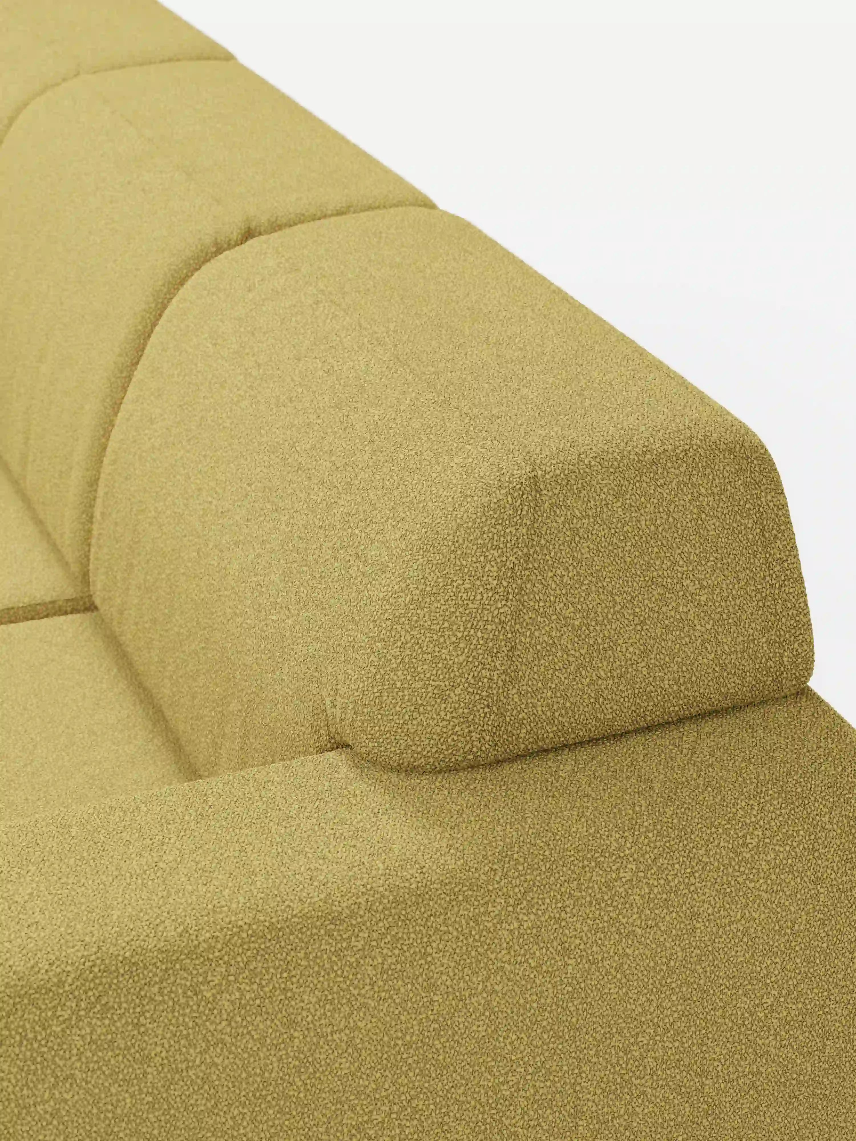 Primo piano del divano angolare Orbit con penisola reversibile e tutte le sedute allungabili, rivestito in tessuto smacchiabile effetto cotone T33 di Divani.Negozio, che mette in risalto il moderno rivestimento giallo-verde, il tessuto testurizzato effetto cotone antimacchia, l’imbottitura rigida e le linee pulite dello schienale e dei braccioli su uno sfondo bianco.