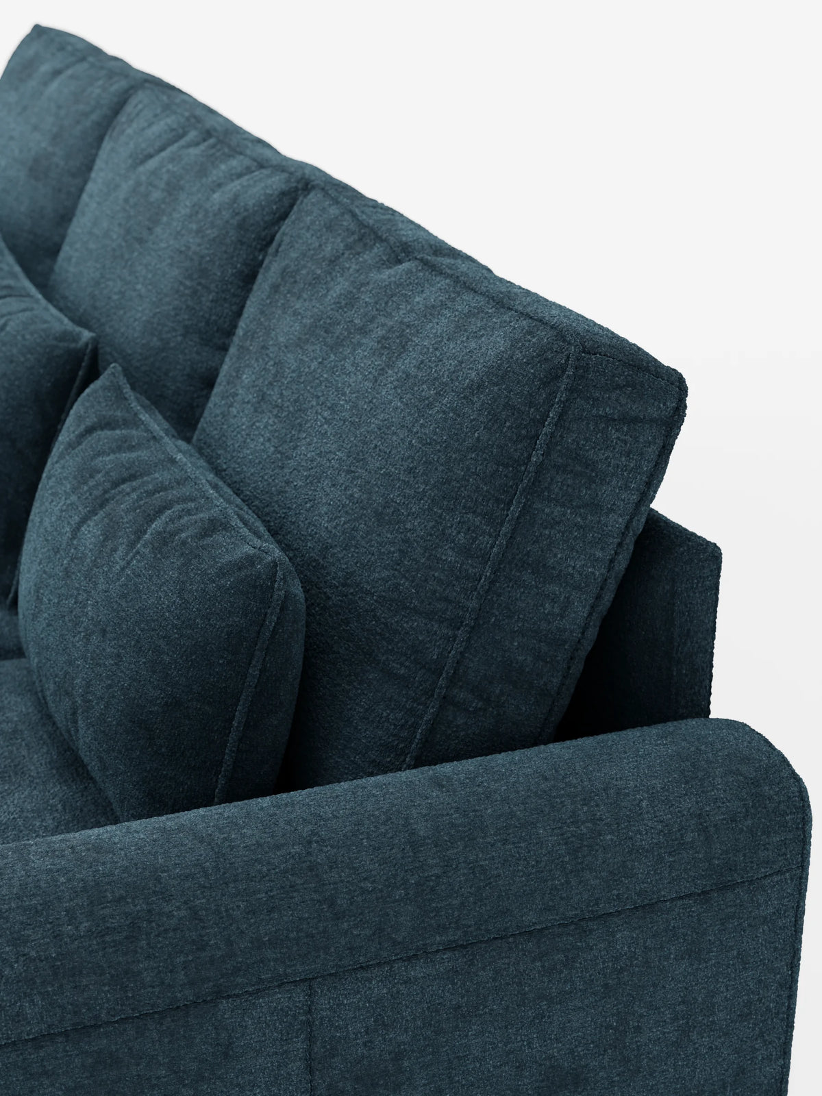 Una veduta dall'alto di un divano letto Ottaviano color verde acqua scuro con letto estraibile, penisola reversibile e contenitore in tessuto materico lavabile, con cuscini dello schienale spessi e cuscini decorativi coordinati, su uno sfondo bianco a tinta unita.