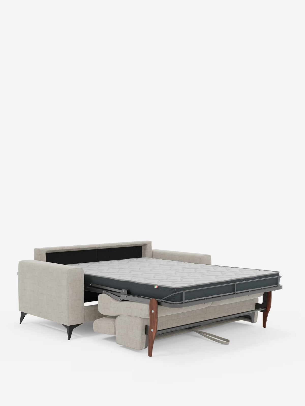 Un divano letto matrimoniale Pegaso di Divani.Store, rivestito in tessuto jacquard antimacchia T22, è esposto nella versione estesa a letto. Il materasso piatto poggia su una robusta struttura in metallo e legno, con lo schienale e i braccioli del divano che formano la testata del letto. Caratterizzato da poggiatesta regolabili e gambe angolari nere, questo moderno divano trasformabile coniuga stile contemporaneo e funzionalità su uno sfondo bianco a tinta unita.