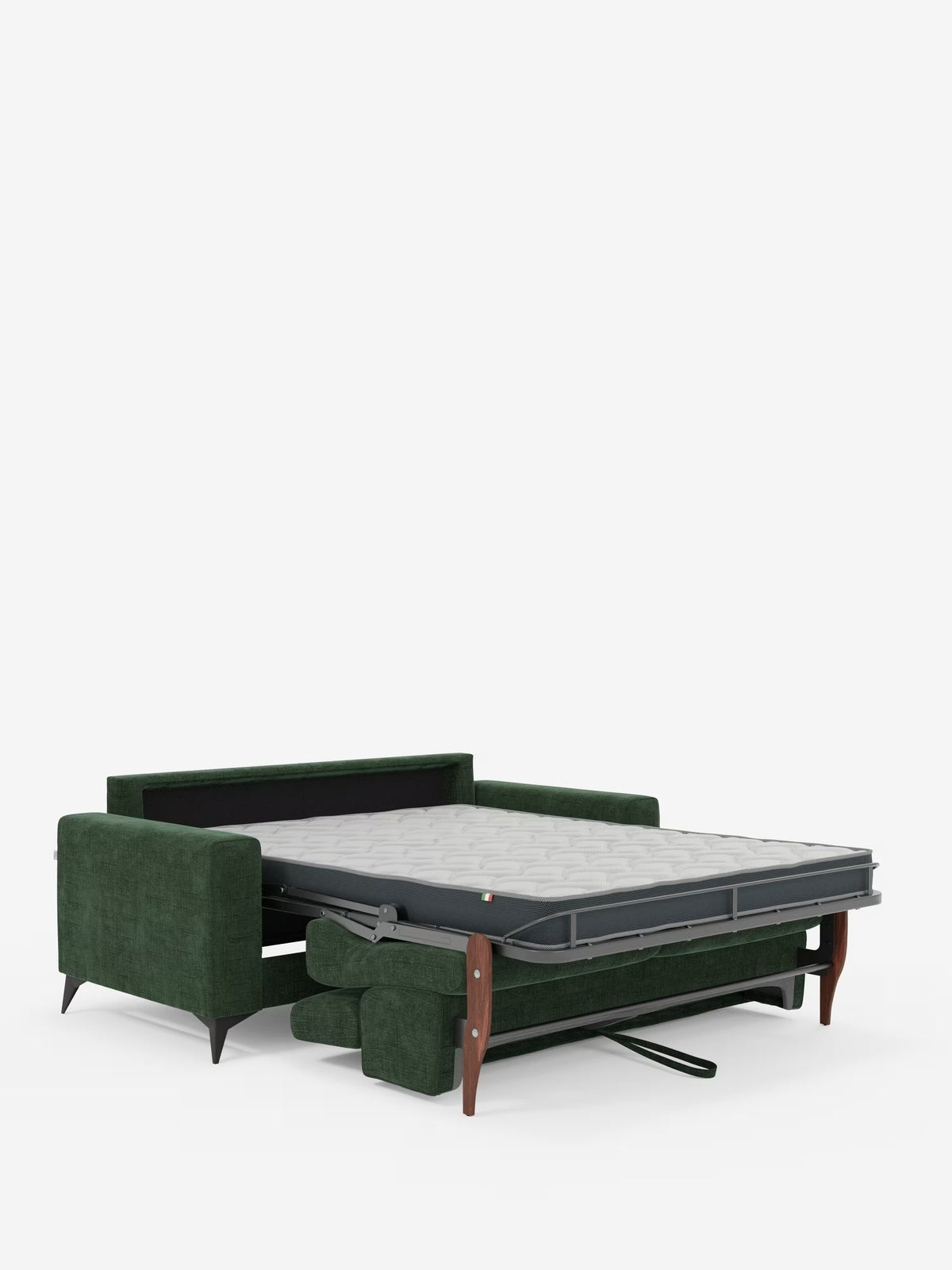 Un moderno divano letto matrimoniale Pegaso di colore verde scuro, firmato Divani.Store, è completamente aperto con il materasso esteso verso l’esterno. Questo divano moderno presenta braccioli bassi e dritti e gambe in legno scuro, mentre la struttura del letto estraibile e il telaio di sostegno sono visibili sotto il materasso. Rivestito in tessuto jacquard T22 resistente alle macchie e dotato di poggiatesta regolabili, il divano è presentato su uno sfondo bianco che mette in risalto le linee slanciate
