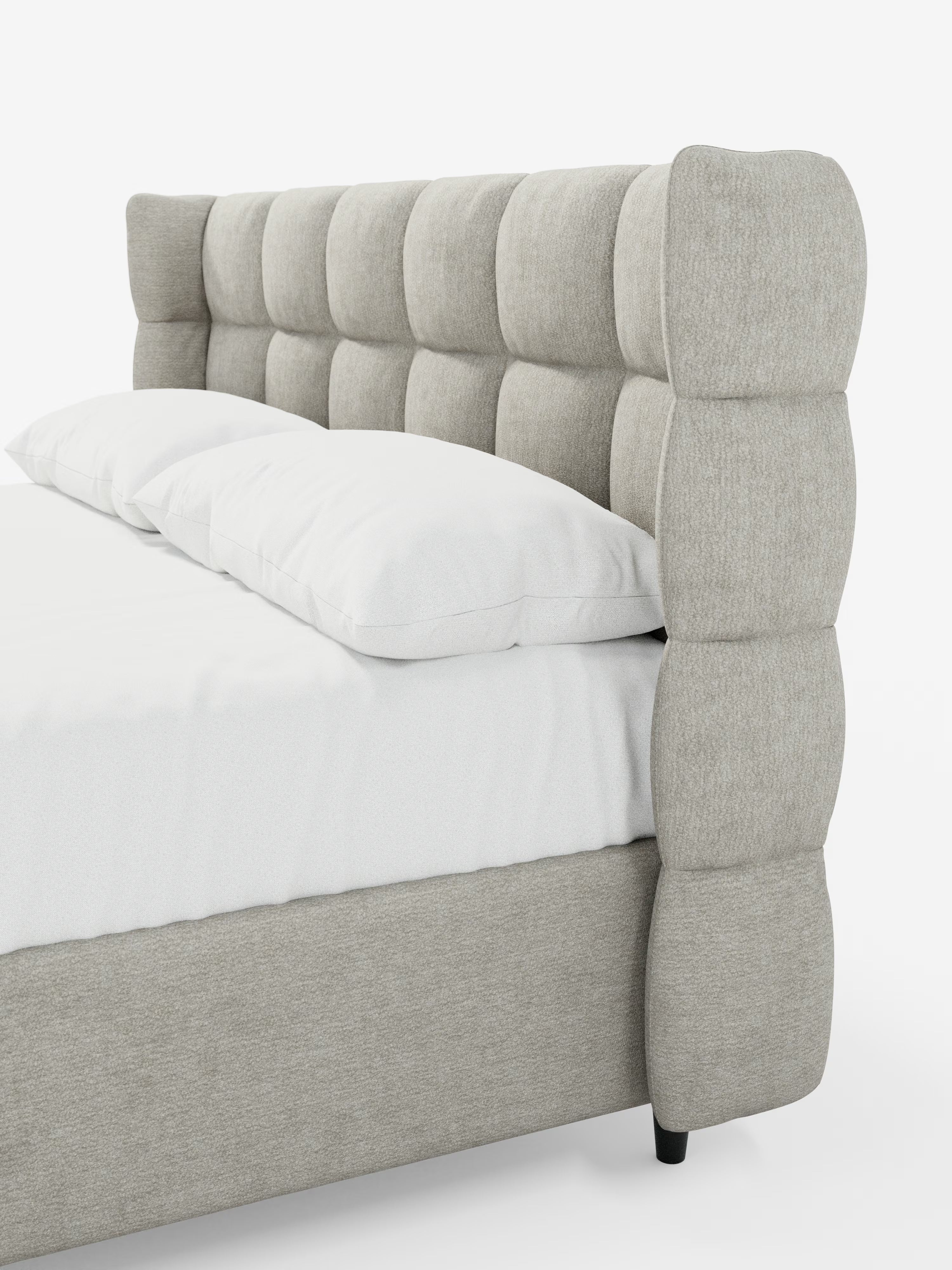 Qui viene presentato un letto imbottito RAGNAR in stile contemporaneo con contenitore e testiera capitonné avvolgente di Letti.store, rivestito in un elegante tessuto beige chiaro certificato Oeko-Tex®. La testiera, morbida e trapuntata, presenta ampi quadrati imbottiti e si estende leggermente oltre la larghezza del letto. Il letto è rifinito con cura con lenzuola e cuscini bianchi e immacolati su uno sfondo bianco a tinta unita.