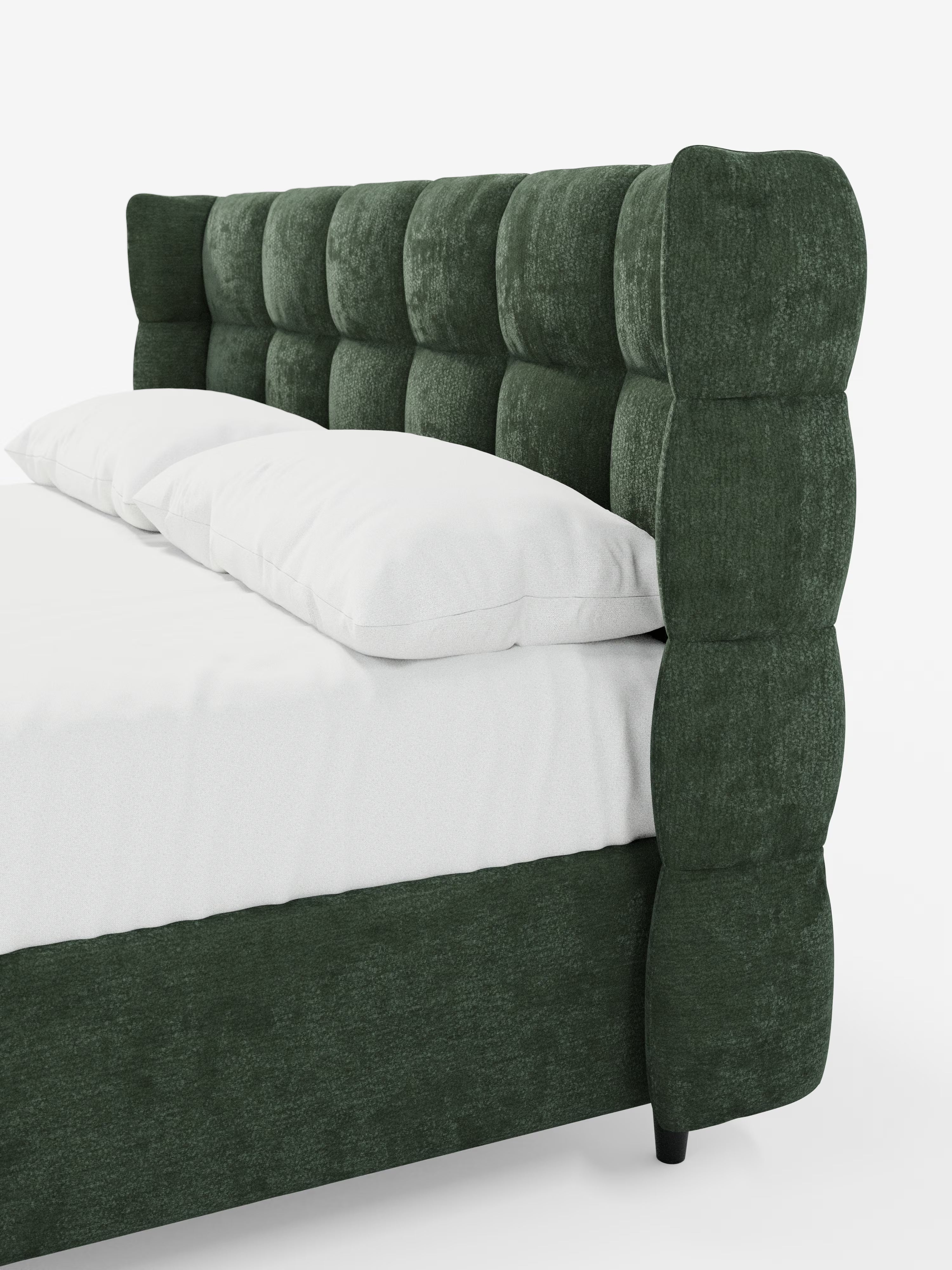 Una parte del letto imbottito RAGNAR con contenitore e testiera capitonné avvolgente di Letti.store è raffigurata su uno sfondo bianco a tinta unita. Questo elegante letto presenta un rivestimento in tessuto verde scuro certificato Oeko-Tex® e una testiera alta e imbottita con ampie sezioni quadrate che richiamano lo stile capitonné moderno. Il letto è abbinato a un materasso e a cuscini bianchi.