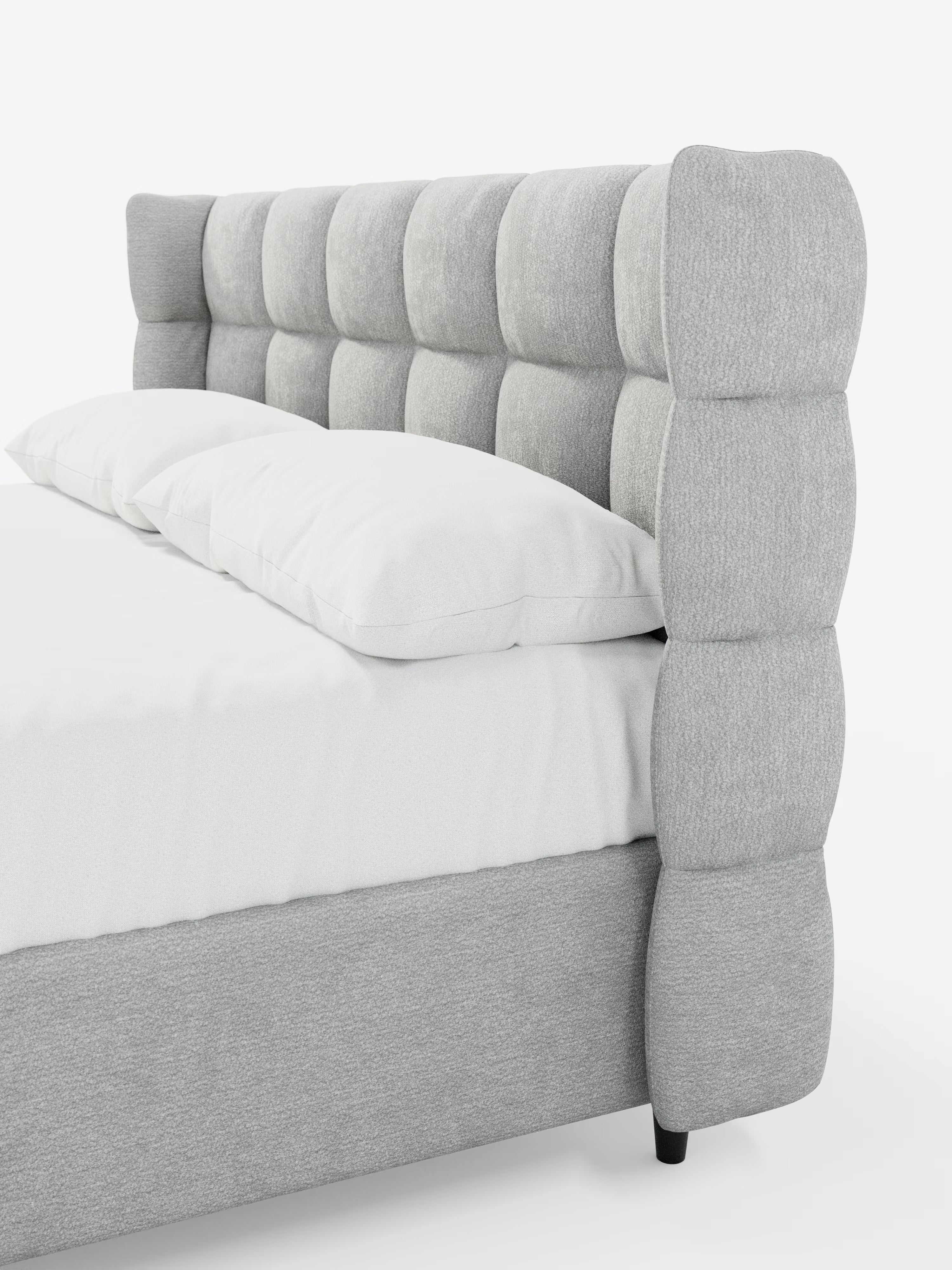 Un letto imbottito contemporaneo RAGNAR con contenitore di Letti.store, caratterizzato da un’elegante testiera alta in raffinato stile capitonné con ampie sezioni trapuntate quadrate e rivestito in tessuto grigio chiaro certificato Oeko-Tex®. Il letto è abbellito da biancheria da letto e cuscini bianchi, con una base imbottita in tinta di colore grigio chiaro. Il tutto è presentato su uno sfondo bianco a tinta unita.