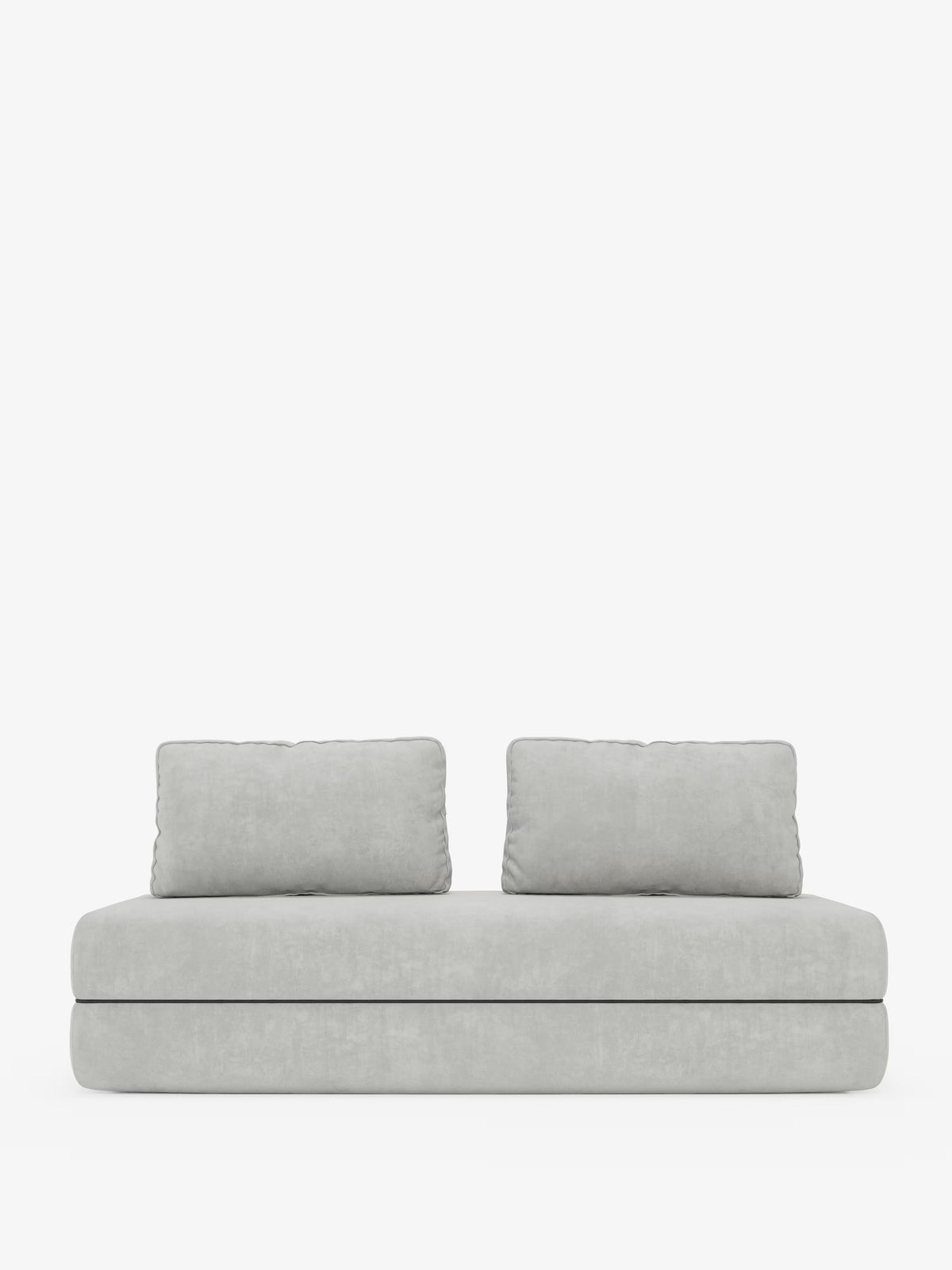 Un divano letto matrimoniale minimalista della linea Rift di Divani.Store, realizzato in tessuto T31 grigio chiaro e resistente alle macchie, è dotato di due morbidi cuscini rettangolari per lo schienale e di un cuscino di seduta spesso con un materasso in memory foam alto 24 cm. Il suo design semplice e moderno risalta sullo sfondo bianco.