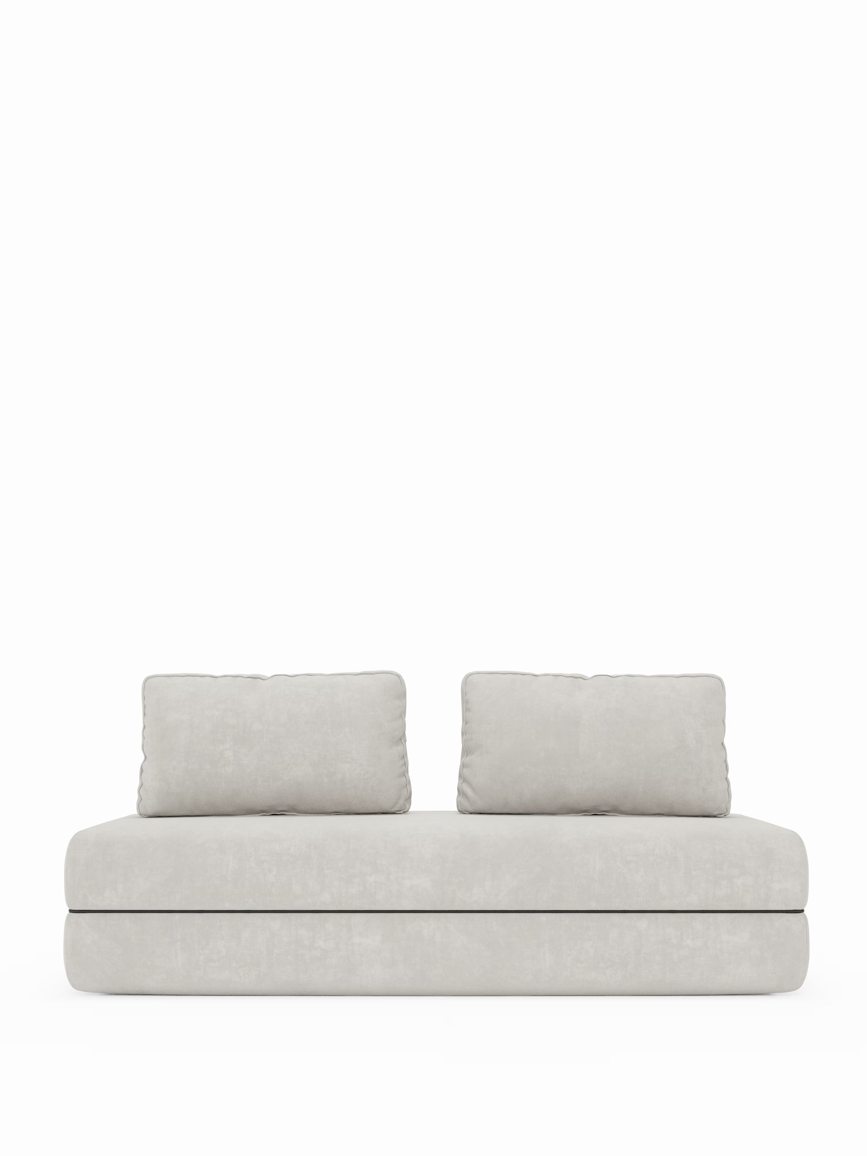 Un divano letto matrimoniale Rift di colore grigio chiaro e dal design moderno, proposto da Divani.Store, caratterizzato da uno stile minimalista e da un profilo ribassato. Questo divano letto a 2 o 3 posti senza braccioli è dotato di due ampi cuscini dello schienale rimovibili e di una seduta rettangolare e spessa che vanta un comodo materasso in memory foam alto 22 cm nella versione T31, il tutto su uno sfondo bianco.