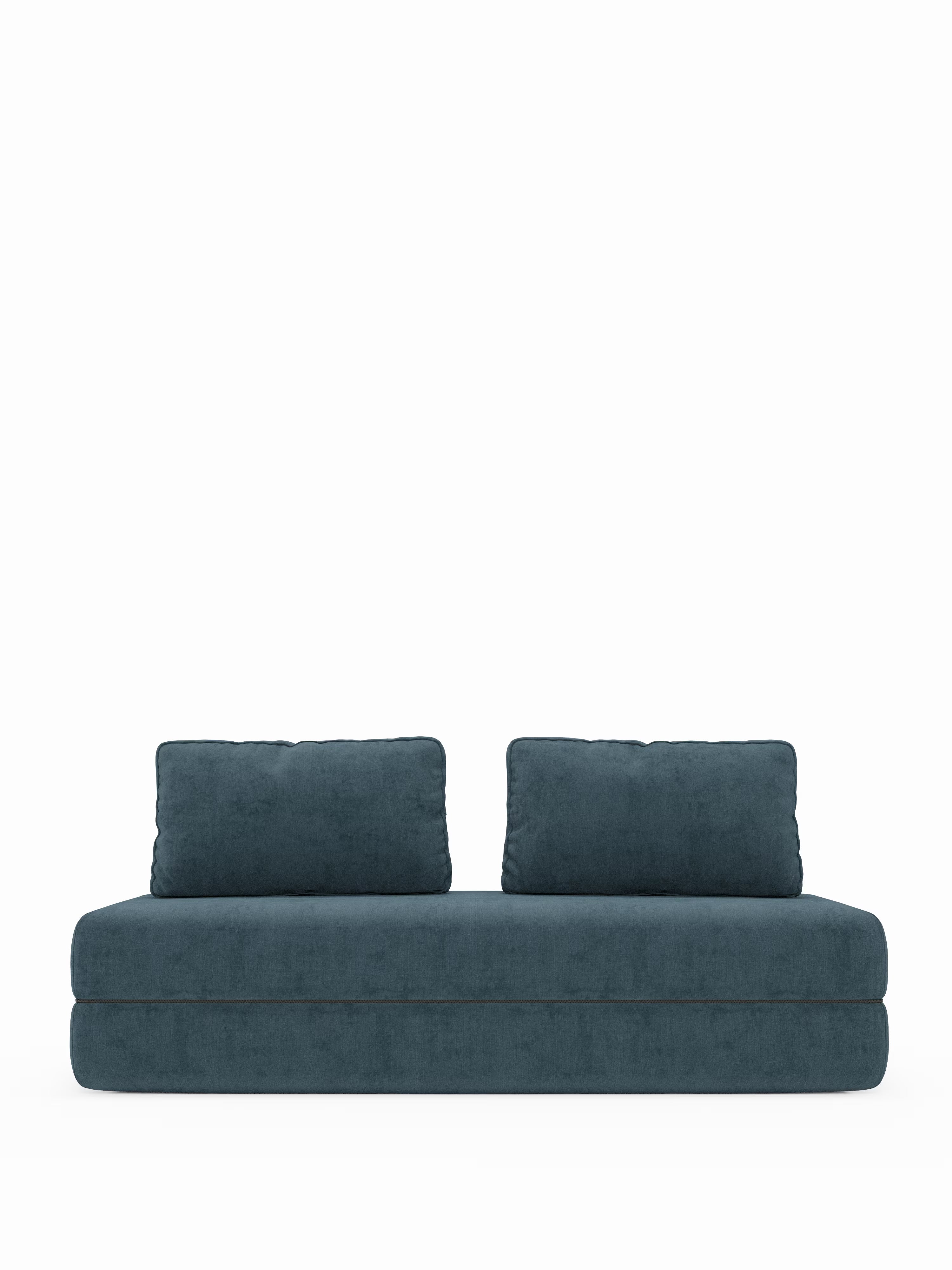 Un divano letto matrimoniale a 2 posti "Rift" di Divani.Store, dal design moderno e minimalista in colore verde acqua scuro, con due cuscini dello schienale rimovibili, si staglia su uno sfondo bianco a tinta unita. Questo divano presenta una seduta bassa e spessa con un materasso in schiuma memory T31 alto 22 cm e un rivestimento in morbido tessuto, che unisce comfort e stile contemporaneo.