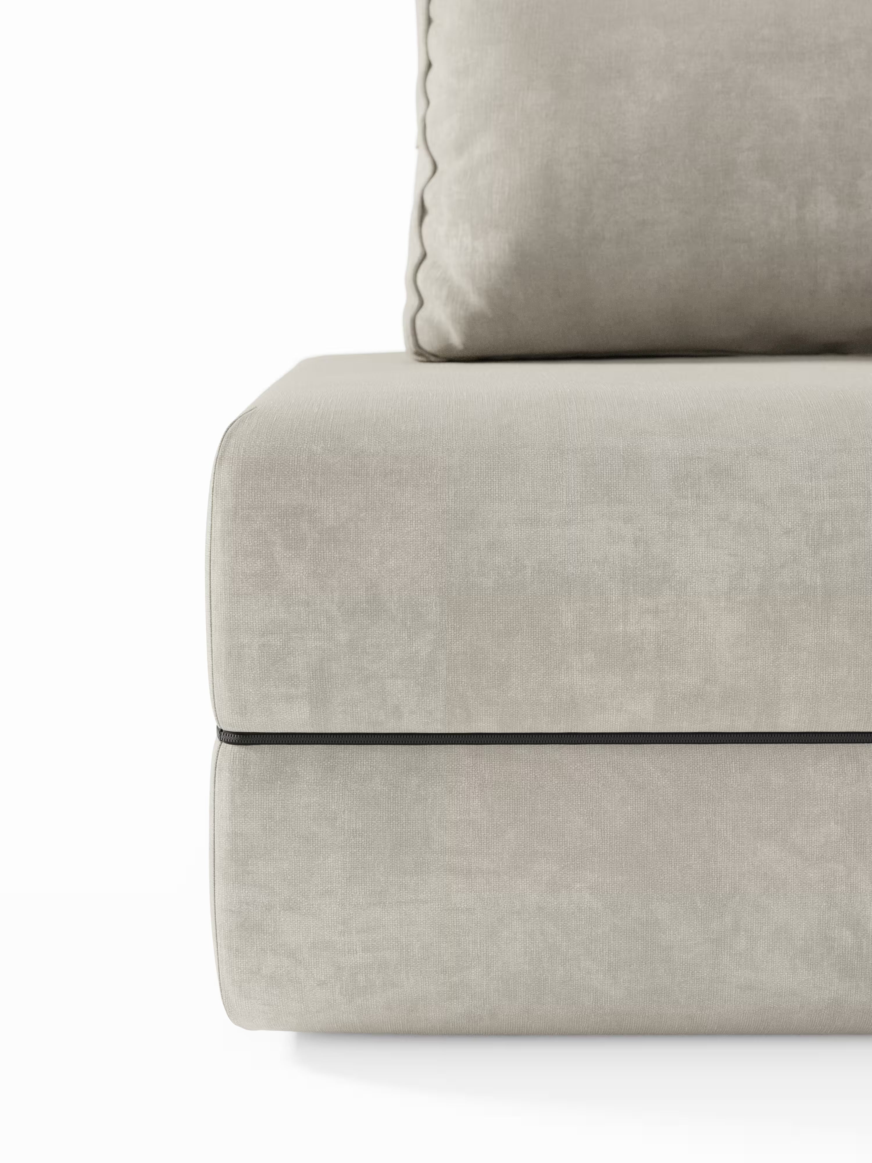 Primo piano della poltrona letto Rift con materasso alto 24 cm e memory foam di Divani.Store, rivestita in tessuto T31 smacchiabile, color beige chiaro e dalla consistenza vellutata. L'immagine mette in risalto l'angolo della seduta e la metà inferiore di un morbido cuscino dello schienale con schienale mobile, sottolineandone le linee pulite e la consistenza morbida su uno sfondo bianco.