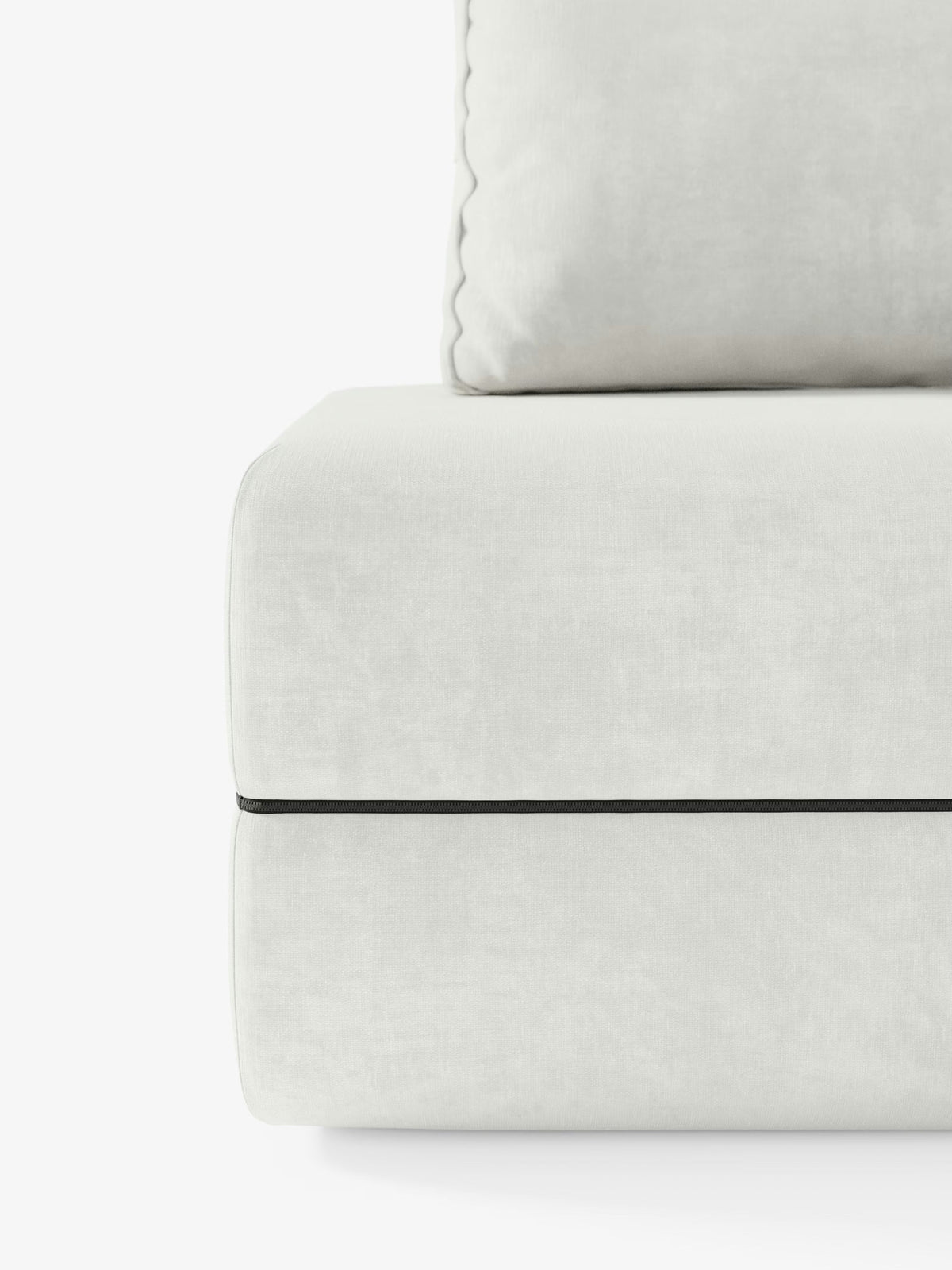 Un primo piano della poltrona letto Rift con materasso alto 24 cm e memory foam di Divani.Store mostra la seduta e parte dello schienale regolabile, mettendo in risalto il suo elegante design trasformabile. Il tessuto smacchiabile T31 appare morbido e soffice, impreziosito da un'unica sottile linea nera che attraversa orizzontalmente la base. Lo sfondo è bianco a tinta unita.