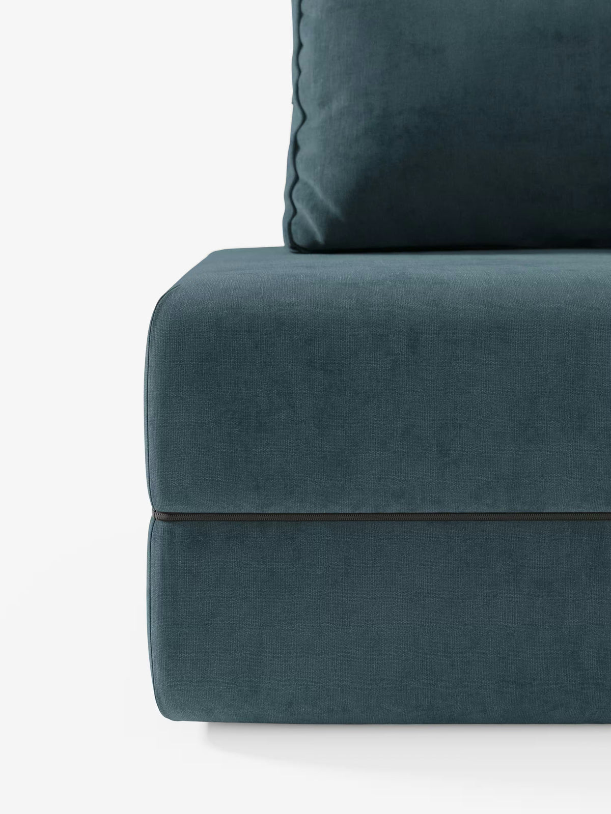 Primo piano della poltrona letto Rift con materasso alto 24 cm e memory foam di Divani.Store, realizzata in morbido tessuto T31 antimacchia. L'immagine mette in risalto un morbido cuscino di seduta e uno schienale mobile inclinato, abbinati a linee minimaliste e a una sottile separazione tra seduta e base: una vera e propria soluzione trasformabile pensata per gli spazi abitativi moderni.