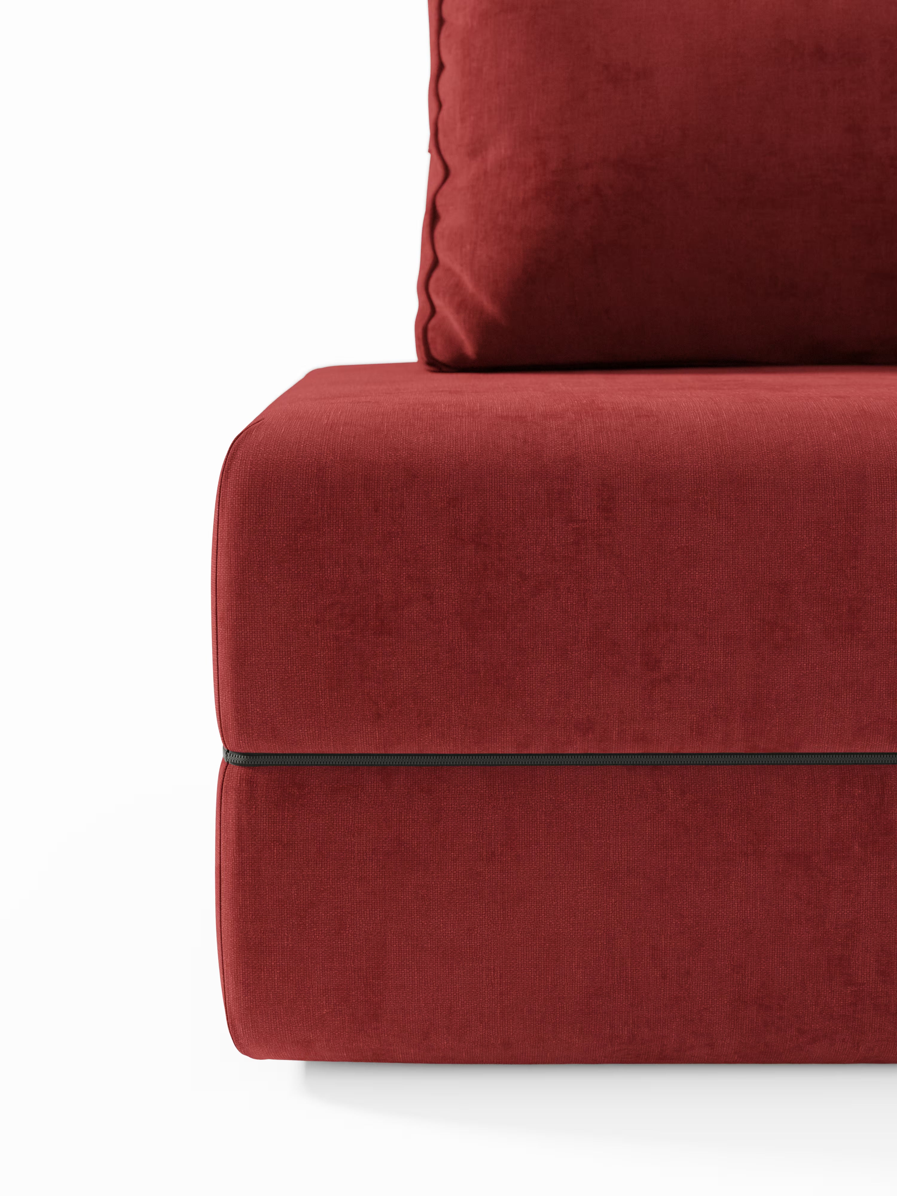 Primo piano della poltrona letto Rift di Divani.Store, con materasso alto 22 cm e memory foam, caratterizzata da un design moderno senza braccioli e da uno schienale reclinabile. Rivestiti in tessuto T31 liscio e resistente alle macchie, i cuscini della seduta e dello schienale presentano bordi rifiniti con cura e cuciture a vista. Il colore rosso intenso e la morbida trama risaltano sullo sfondo bianco, mettendo in risalto i materiali di alta qualità e la maestria artigianale del divano.