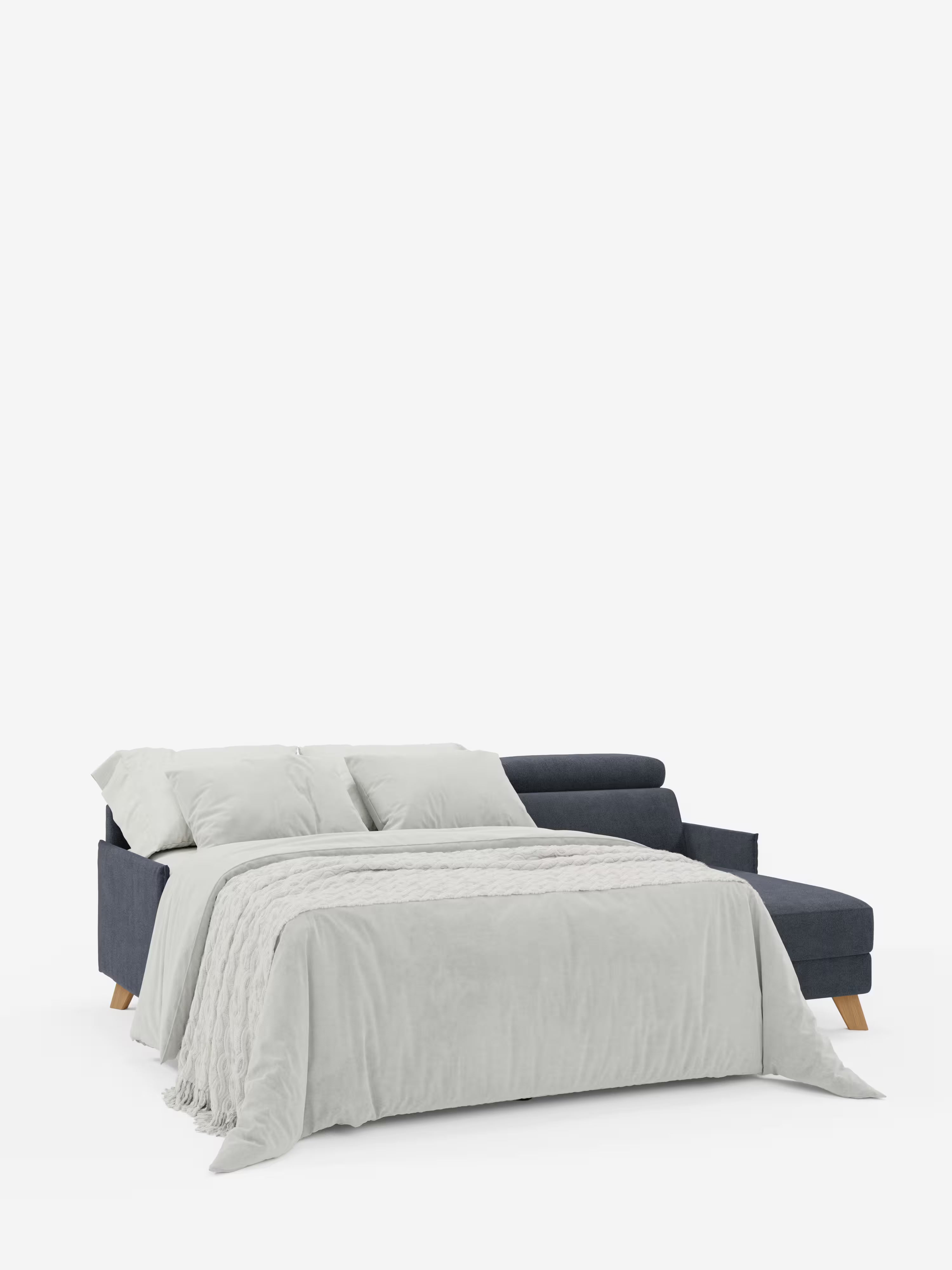 Il divano letto matrimoniale angolare con penisola contenitore e poggiatesta reclinabili "Sole" di Divani.Store, rivestito in tessuto T23 grigio scuro smacchiabile, presenta una configurazione a L e si trasforma in un ampio letto estraibile. Il divano è impreziosito da una coperta grigio chiaro e da due cuscini coordinati, mentre le sue gambe in legno chiaro aggiungono un tocco di stile scandinavo. Linee pulite ed eleganza discreta caratterizzano il design, il tutto su uno sfondo bianco a tinta unita.