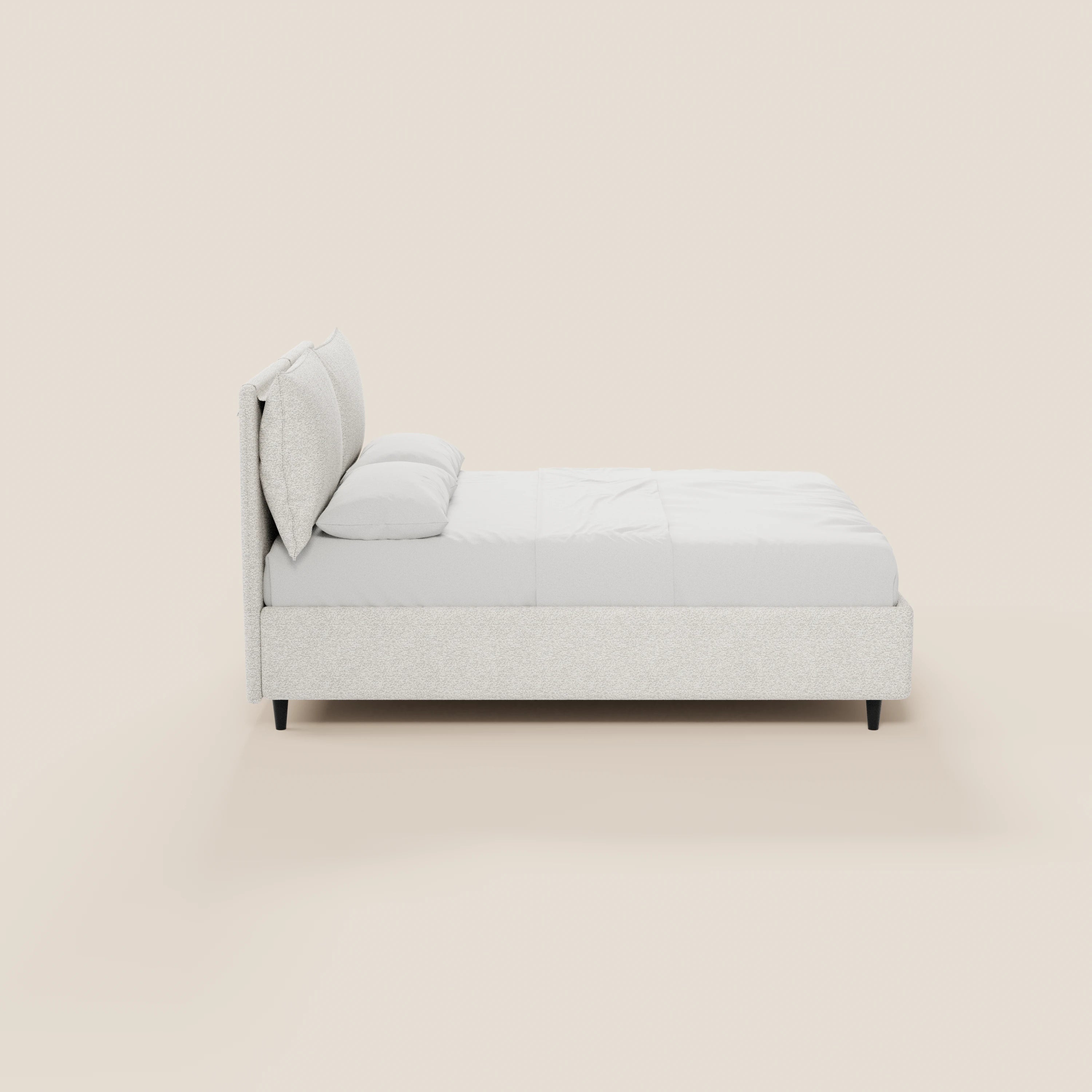 Il letto imbottito con contenitore ZAYRON di Letti.store è realizzato con tessuto certificato Oeko-Tex®, morbidi cuscini regolabili, gambe corte di colore scuro e presenta un design moderno e minimalista con testiera imbottita, raffigurato di profilo su uno sfondo beige chiaro.