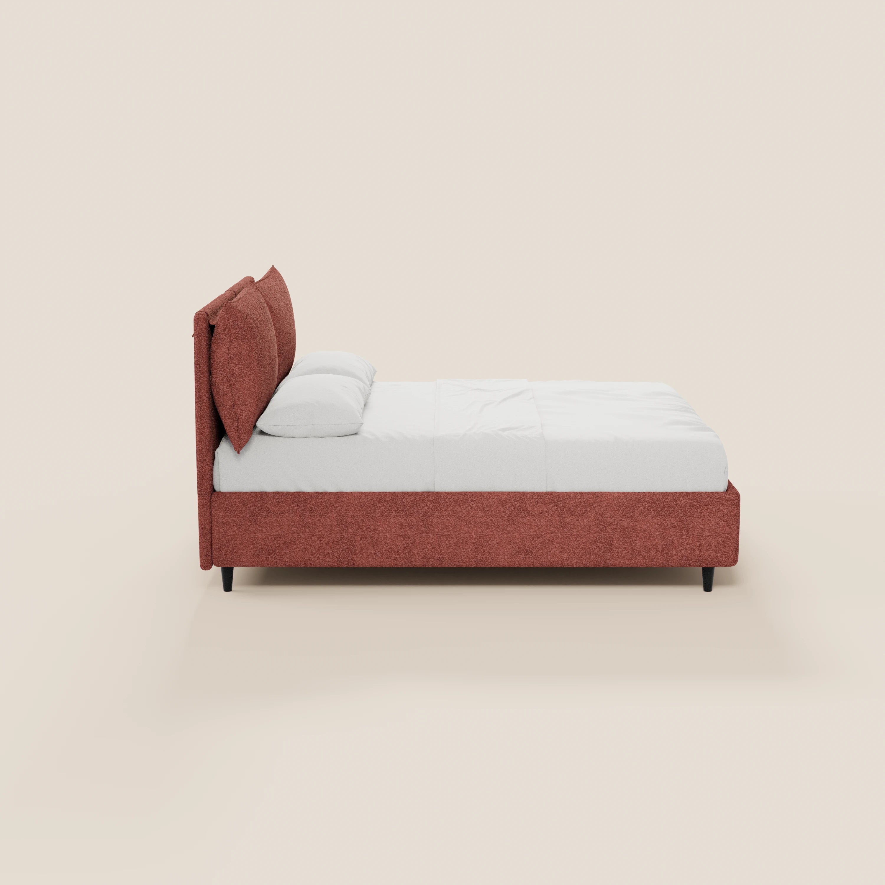 Vista laterale del letto imbottito con contenitore ZAYRON di Letti.store, caratterizzato da una struttura in tessuto color ruggine certificato Oeko-Tex®, testiera imbottita regolabile, biancheria da letto e cuscini bianchi, su gambe corte nere su uno sfondo beige chiaro.