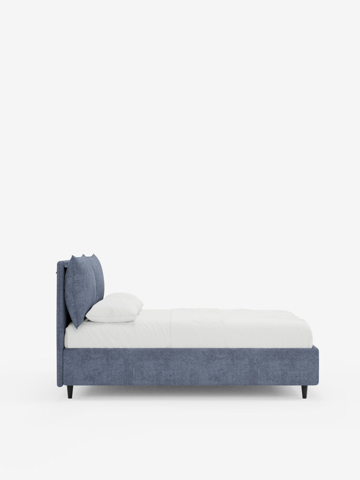 Una vista laterale del letto imbottito ZAYRON con contenitore e morbidi cuscini regolabili di Letti.store, caratterizzato da una struttura e da una testiera rivestite in tessuto blu certificato Oeko-Tex®, biancheria da letto bianca e due cuscini, il tutto su uno sfondo bianco a tinta unita. Il letto presenta gambe corte e scure e un design minimalista e contemporaneo.