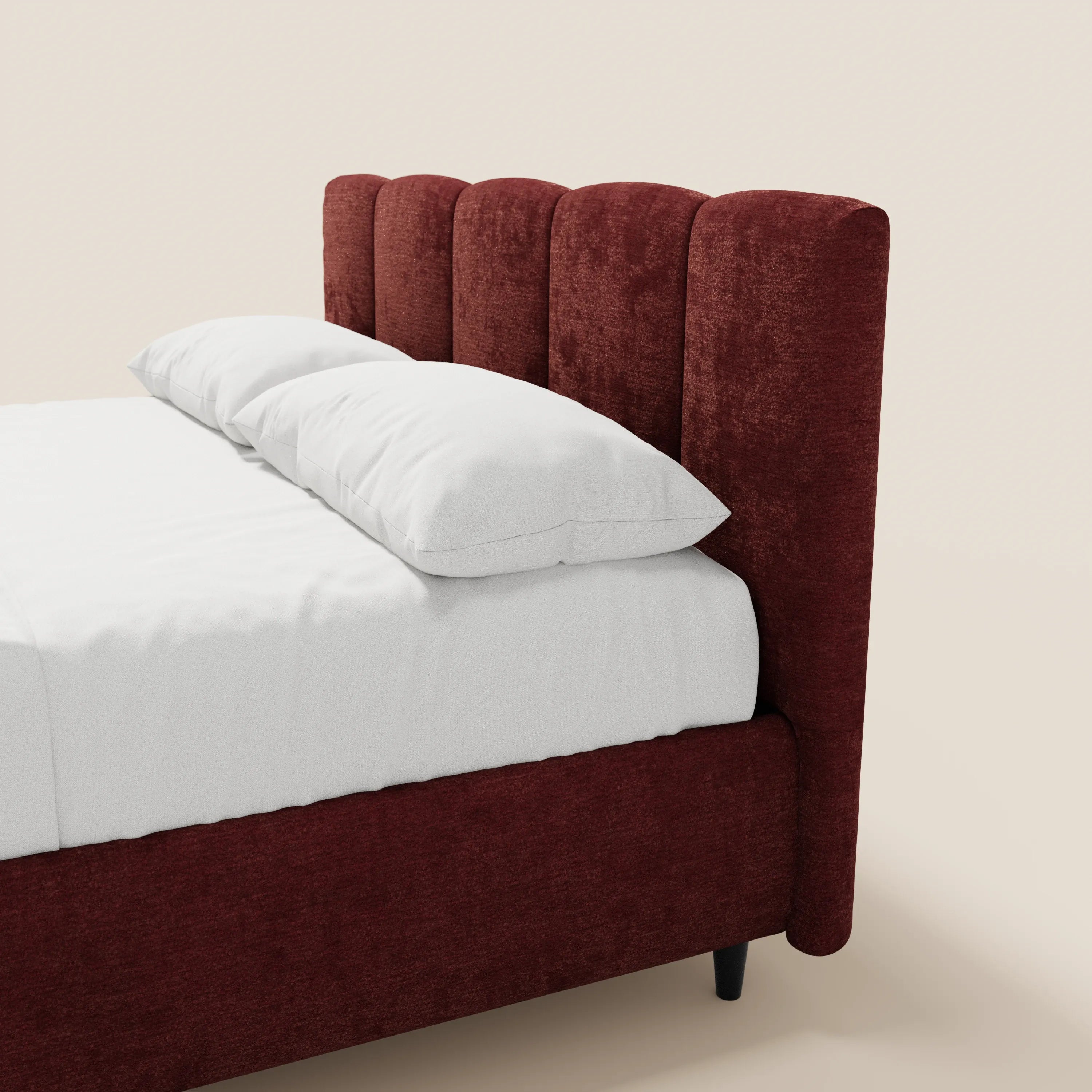 Il letto imbottito ARKAM di Letti.store è dotato di un vano contenitore e di una testiera verticale in tessuto Oeko-Tex®, in stile shabby chic. Le gambe nere, i fianchi coordinati e la biancheria da letto bianca con due cuscini ne esaltano il fascino sullo sfondo beige.