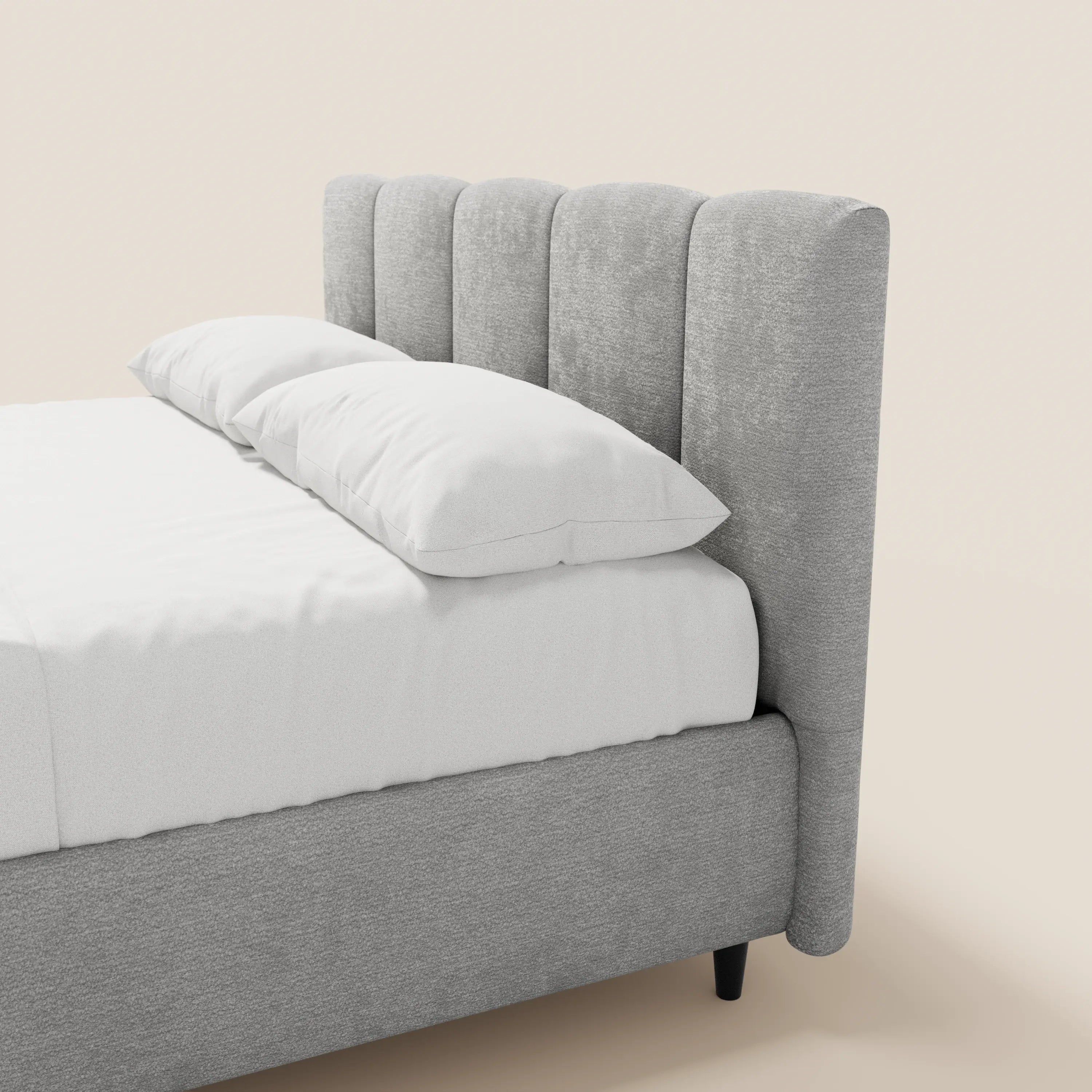 Il letto imbottito ARKAM di Letti.store è realizzato con un tessuto grigio chiaro certificato Oeko-Tex® e presenta una testiera a pannelli verticali. Nell’immagine, abbinato a biancheria da letto e cuscini bianchi, è visibile solo il lato destro su uno sfondo beige chiaro a tinta unita.